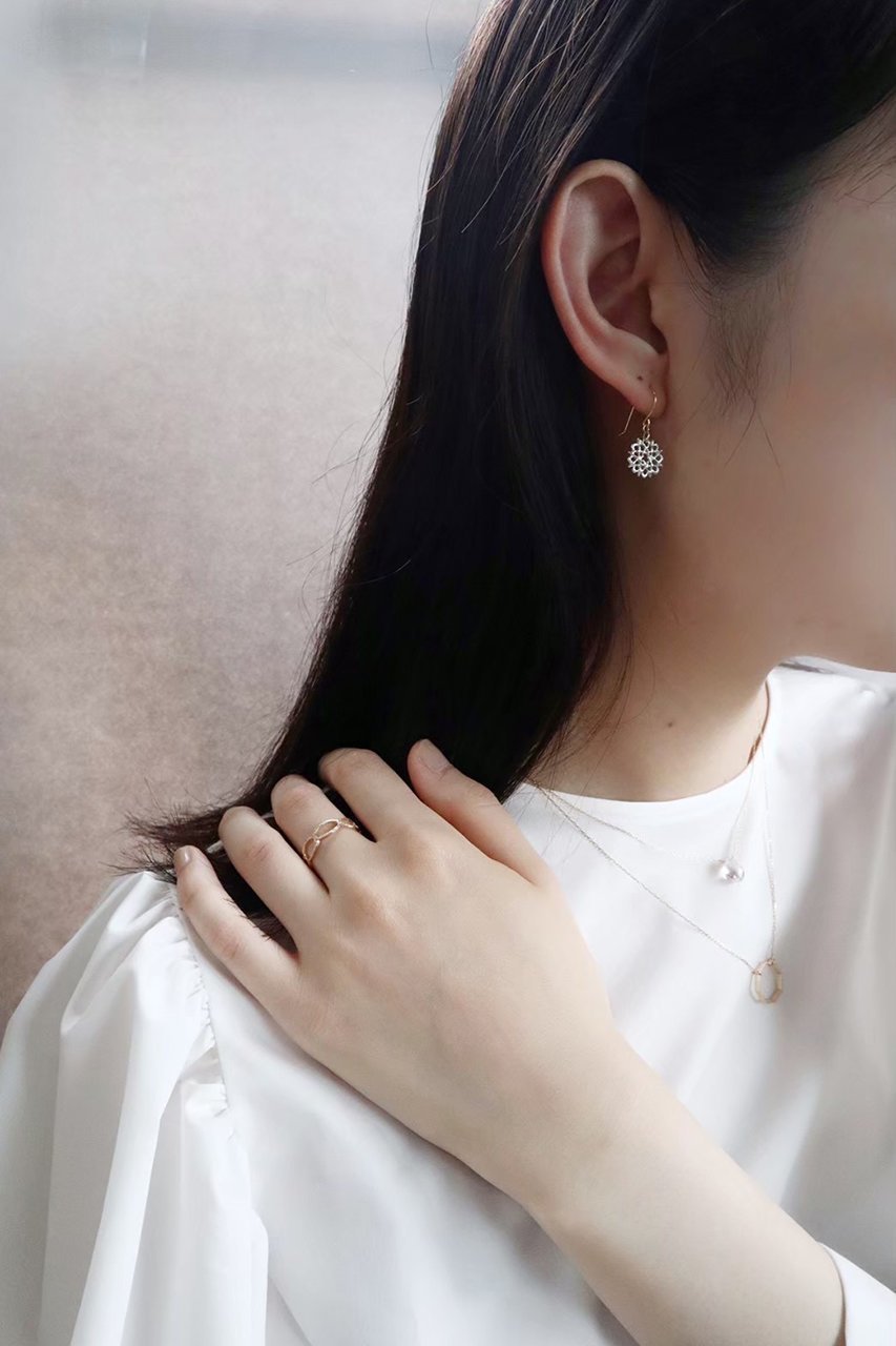 【カオル/KAORU】のLACE FLOWER シルバー ピアス 人気、トレンドファッション・服の通販 founy(ファニー) 　ファッション　Fashion　レディースファッション　Fashion for Women　ジュエリー　Jewelry　ファッションリング　Fashion Rings　イヤリング・フープ・ドロップタイプ　Hoop, Drop & Clip Earrings　イヤリング　Earrings　エレガント 上品　Elegant　シルバー　Silver, Metallic Silver　レース　Lace, Lace Fabric　再入荷　Restock / Back in Stock　透かし　Cut-Out, Lacework　other-5|ID: prp329100002389603 ipo3291000000034070289