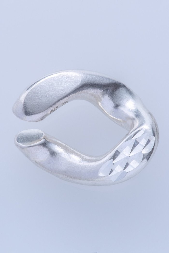 【エネイ/ENEY】のKIHEI デザインカットイヤーカフ(片耳用) インテリア・キッズ・メンズ・レディースファッション・服の通販 founy(ファニー) https://founy.com/ ファッション Fashion レディースファッション Fashion for Women ジュエリー Jewelry ファッションリング Fashion Rings イヤリング・フープ・ドロップタイプ Hoop, Drop & Clip Earrings イヤリング Earrings イヤーカフ Ear Cuffs エレガント 上品 Elegant カッティング Cutting Detail クラシック Classic, Timeless Style シルバー Silver, Metallic Silver チェーン Chain, Chain Strap テクスチャー Texture, Textured Fabric 片耳 One-Ear, Single Earring |ID: prp329100002489779 ipo3291000000036210364