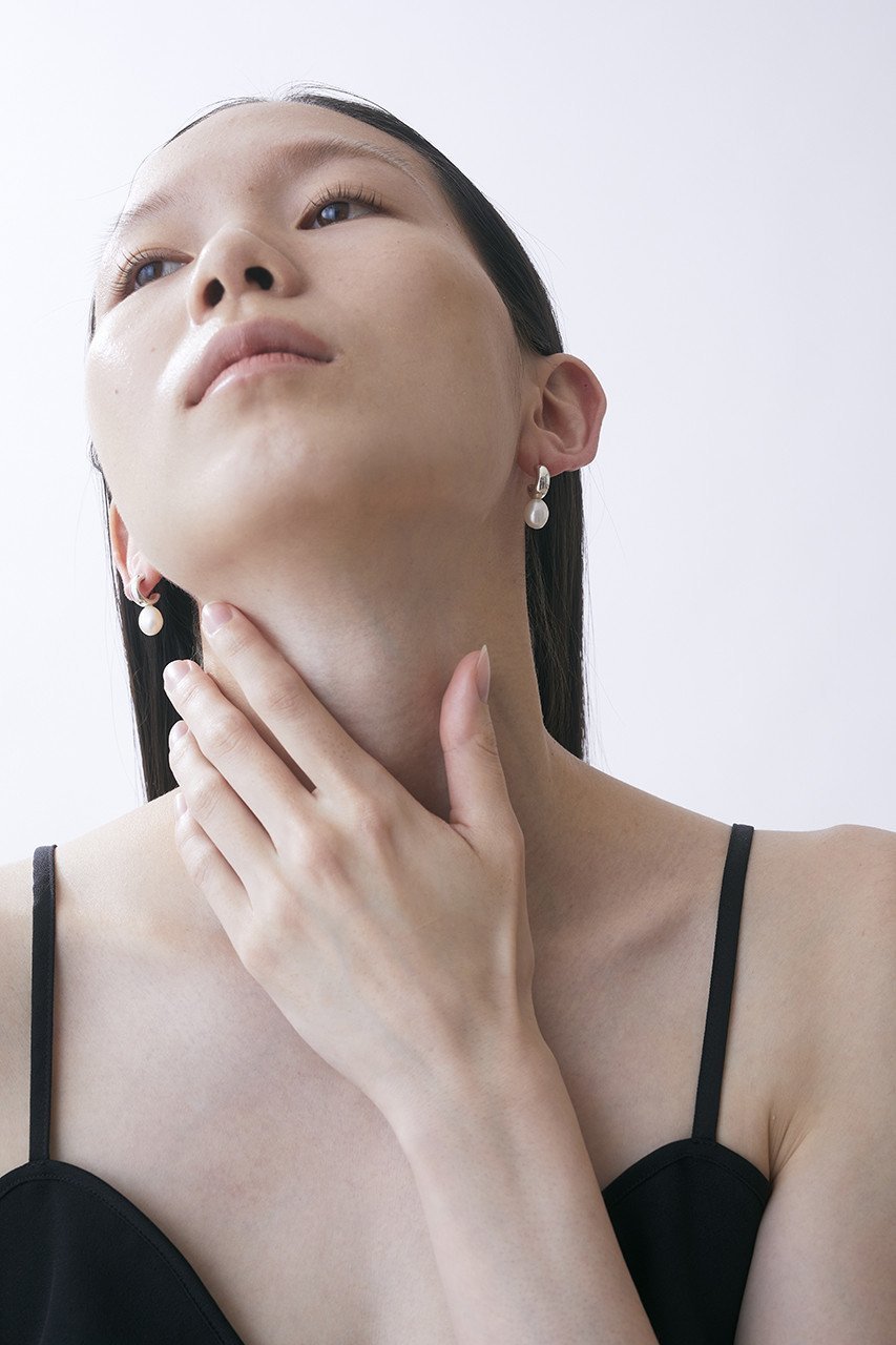 【プラウ/PLOW】のSUNNY C PEARL ピアス 人気、トレンドファッション・服の通販 founy(ファニー) ファッション Fashion レディースファッション Fashion for Women ジュエリー Jewelry ファッションリング Fashion Rings イヤリング・フープ・ドロップタイプ Hoop, Drop & Clip Earrings イヤリング Earrings シルバー Silver, Metallic Silver シンプル Simple, Minimal ジュエリー Jewelry, Accessories パーティ Party, Party Style パール Pearl, Pearl Accent フープ Hoop, Hoop Earrings エレガント 上品 Elegant other-2|ID: prp329100002496194 ipo3291000000035657009