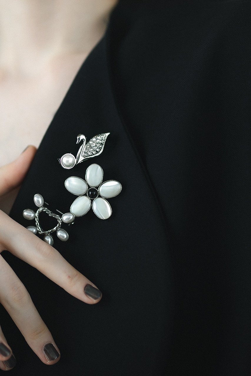 【イリスフォーセブン/IRIS 47】のEvelyn ブローチ 人気、トレンドファッション・服の通販 founy(ファニー) 　ファッション　Fashion　レディースファッション　Fashion for Women　おすすめ　Recommended / Our Picks　オケージョン　Occasion Wear　シンプル　Simple, Minimal　ジャケット　Jacket, Outerwear　パール　Pearl, Pearl Accent　フェミニン　Feminine, Girly　ブローチ　Brooch, Pin Brooch　モチーフ　Motif, Design Theme　帽子　Hat, Headwear　other-2|ID: prp329100002713658 ipo3291000000036174218