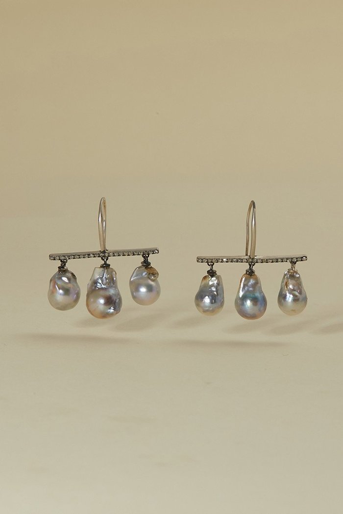 【アドリン ヒュー/Adlin Hue】のAkoya Pearl Hannah ピアス インテリア・キッズ・メンズ・レディースファッション・服の通販 founy(ファニー) https://founy.com/ ファッション Fashion レディースファッション Fashion for Women ジュエリー Jewelry ファッションリング Fashion Rings イヤリング・フープ・ドロップタイプ Hoop, Drop & Clip Earrings イヤリング Earrings シルバー Silver, Metallic Silver バロック Baroque, Baroque Design パール Pearl, Pearl Accent フォルム Silhouette, Form ヴィンテージ Vintage Style |ID: prp329100002760319 ipo3291000000036032095