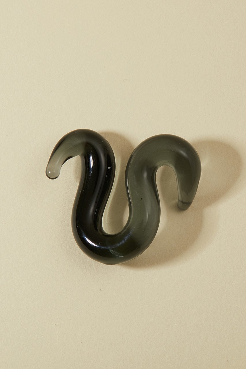 【アドリン ヒュー/Adlin Hue】のCisera Glass Ear cuff インテリア・キッズ・メンズ・レディースファッション・服の通販 founy(ファニー) 　ファッション　Fashion　レディースファッション　Fashion for Women　ジュエリー　Jewelry　ファッションリング　Fashion Rings　イヤリング・フープ・ドロップタイプ　Hoop, Drop & Clip Earrings　イヤリング　Earrings　ガラス　Glass, Glassware　フィット　Fit, Slim Fit　フォルム　Silhouette, Form　ブラック|ID: prp329100002797533 ipo3291000000035760783