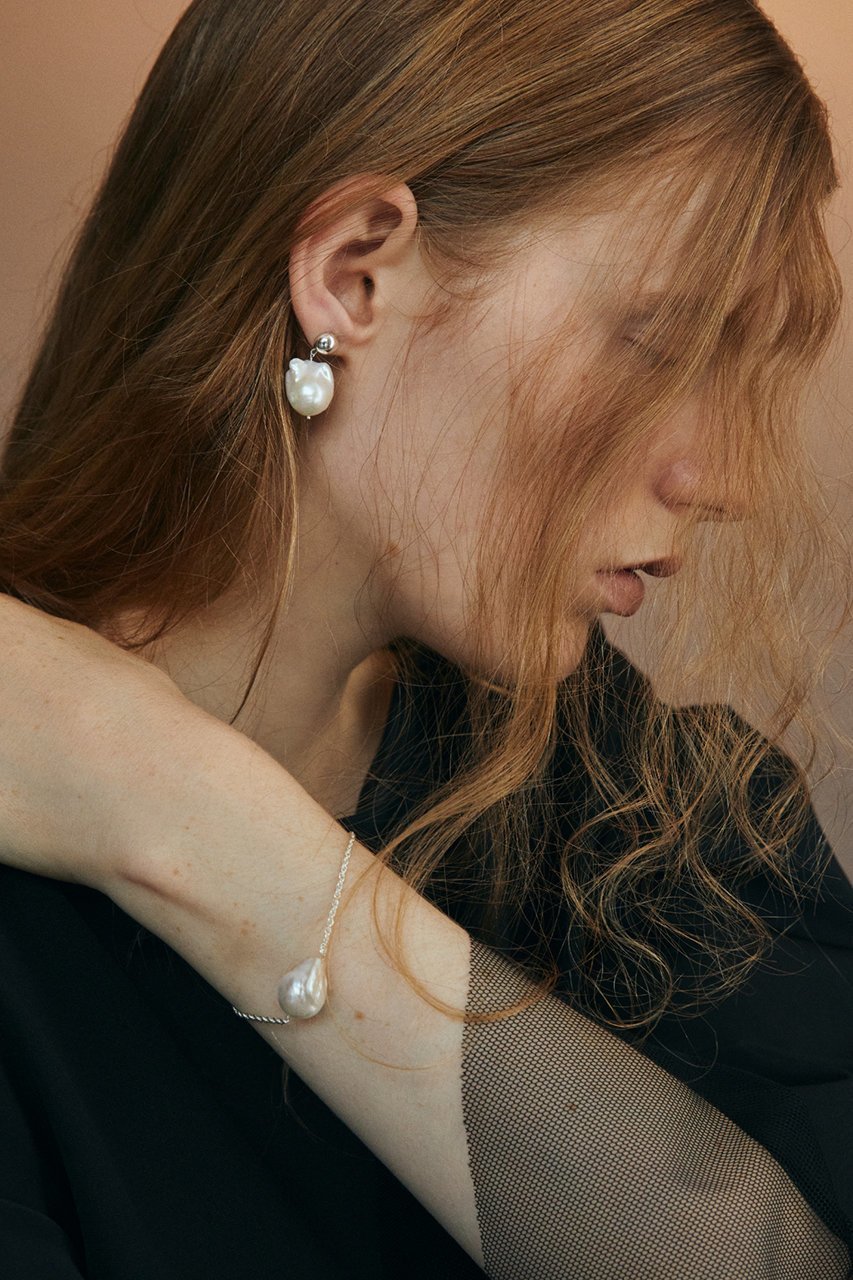 【イリスフォーセブン/IRIS 47】のbaroque pearl ブレスレット 人気、トレンドファッション・服の通販 founy(ファニー) ファッション Fashion レディースファッション Fashion for Women ジュエリー Jewelry チェーン&カフブレスレット Cuff & Chain Bracelets バングル・カフブレスレット Bangles & Cuff Bracelets オケージョン Occasion Wear シルバー Silver, Metallic Silver チェーン Chain, Chain Strap バロック Baroque, Baroque Design パール Pearl, Pearl Accent ブレスレット Bracelet, Wristband モダン Modern, Contemporary リュクス Luxury, Elegant, High-End, Chic エレガント 上品 Elegant other-2|ID: prp329100003195240 ipo3291000000035785316