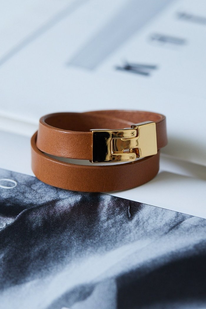 【ウィムガゼット/Whim Gazette】の【Hoaw.】レザーブレスレット インテリア・キッズ・メンズ・レディースファッション・服の通販 founy(ファニー) https://founy.com/ ファッション Fashion レディースファッション Fashion for Women ジュエリー Jewelry チェーン＆カフブレスレット Cuff & Chain Bracelets バングル・カフブレスレット Bangles & Cuff Bracelets おすすめ Recommended / Our Picks アクセサリー Fashion Accessories シューズ Shoes, Footwear シルバー Silver, Metallic Silver シンプル Simple, Minimal スタイリッシュ Stylish, Fashionable バングル Bangle, Bracelet ブレスレット Bracelet, Wristband メタル Metal, Metal Parts エレガント 上品 Elegant |ID: prp329100003316160 ipo3291000000035755300