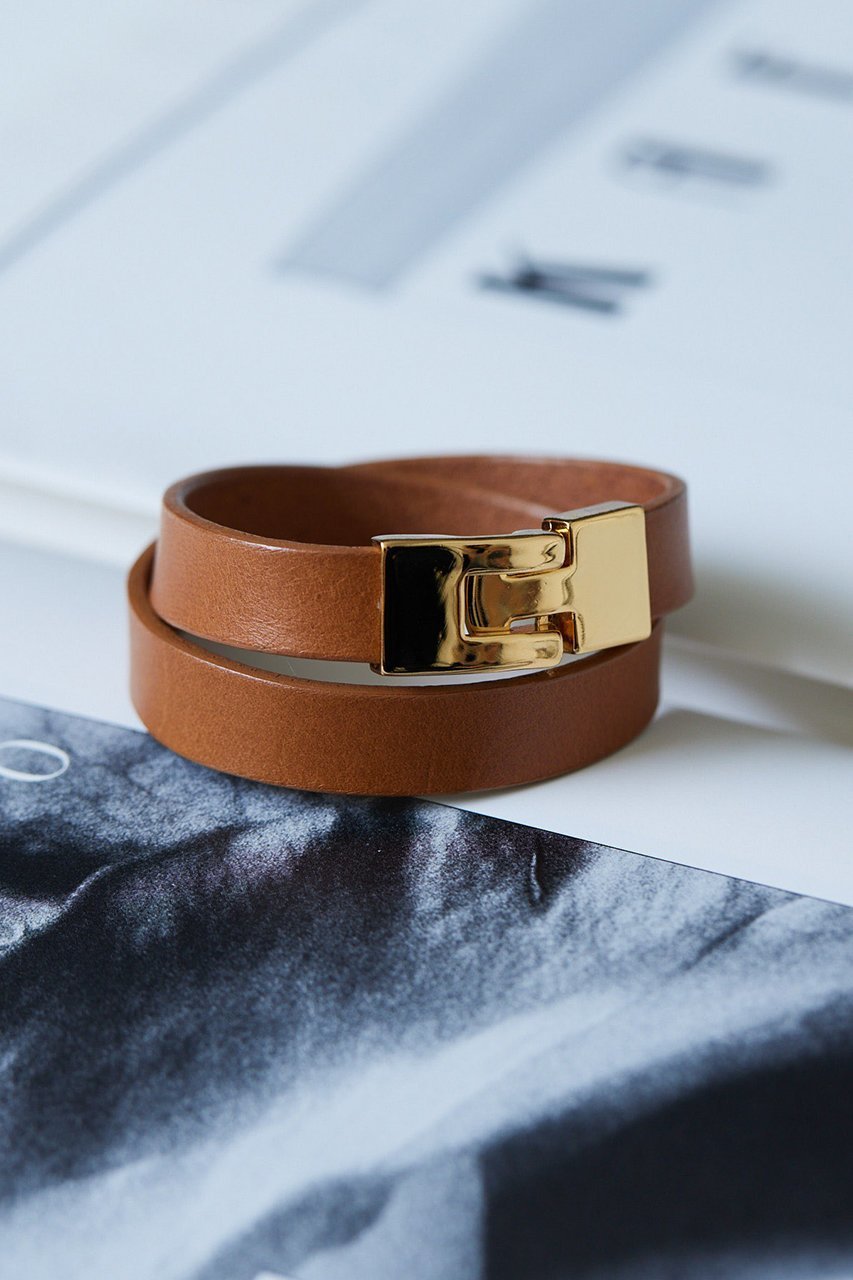 【ウィムガゼット/Whim Gazette】の【Hoaw.】レザーブレスレット インテリア・キッズ・メンズ・レディースファッション・服の通販 founy(ファニー) 　ファッション　Fashion　レディースファッション　Fashion for Women　ジュエリー　Jewelry　チェーン＆カフブレスレット　Cuff & Chain Bracelets　バングル・カフブレスレット　Bangles & Cuff Bracelets　おすすめ　Recommended / Our Picks　アクセサリー　Fashion Accessories　シューズ　Shoes, Footwear　シルバー　Silver, Metallic Silver　シンプル　Simple, Minimal　スタイリッシュ　Stylish, Fashionable　バングル　Bangle, Bracelet　ブレスレット　Bracelet, Wristband　メタル　Metal, Metal Parts　エレガント 上品　Elegant　キャメル|ID: prp329100003316160 ipo3291000000035755301