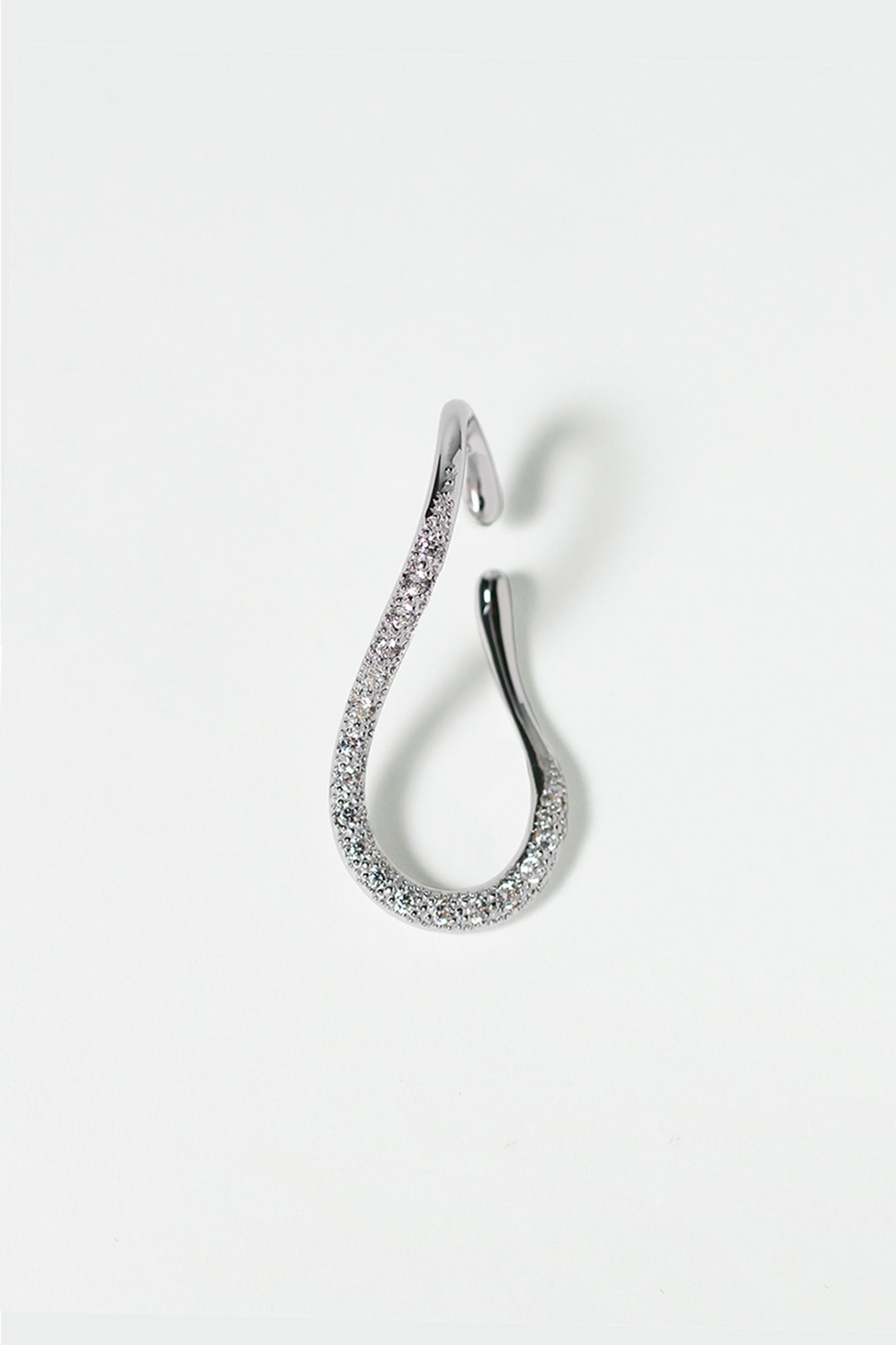 【アヤミ ジュエリー/AYAMI jewelry】のWavy Oval Single イヤ‐カフ(片耳用) 人気、トレンドファッション・服の通販 founy(ファニー) 　ファッション　Fashion　レディースファッション　WOMEN　ジュエリー　Jewelry　リング　Rings　イヤリング　Earrings　アシンメトリー　Asymmetry　イヤリング　Earrings　イヤーカフ　Ear Cuff　コレクション　Collection　片耳　One Ear　スタンダード　Standard　ドレス　Dress　ラグジュアリー　Luxury　おすすめ　Recommend　 other-1|ID: prp329100003316196 ipo3291000000026474411