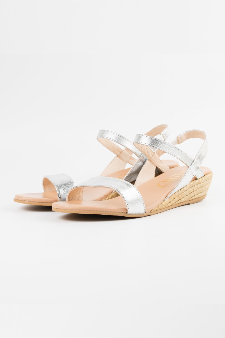 【エスメラルダ/Esmeralda】の【GAIMO】バイカラーストラップサンダル インテリア・キッズ・メンズ・レディースファッション・服の通販 founy(ファニー) 　ファッション　Fashion　レディースファッション　Fashion for Women　サンダル　Sandals, Summer Shoes　デニム　Denim, Jeans Material　夏　Summer　春　Spring　S/S・春夏　SS, Spring/Summer, Warm Season　シルバー|ID: prp329100003345398 ipo3291000000035059648