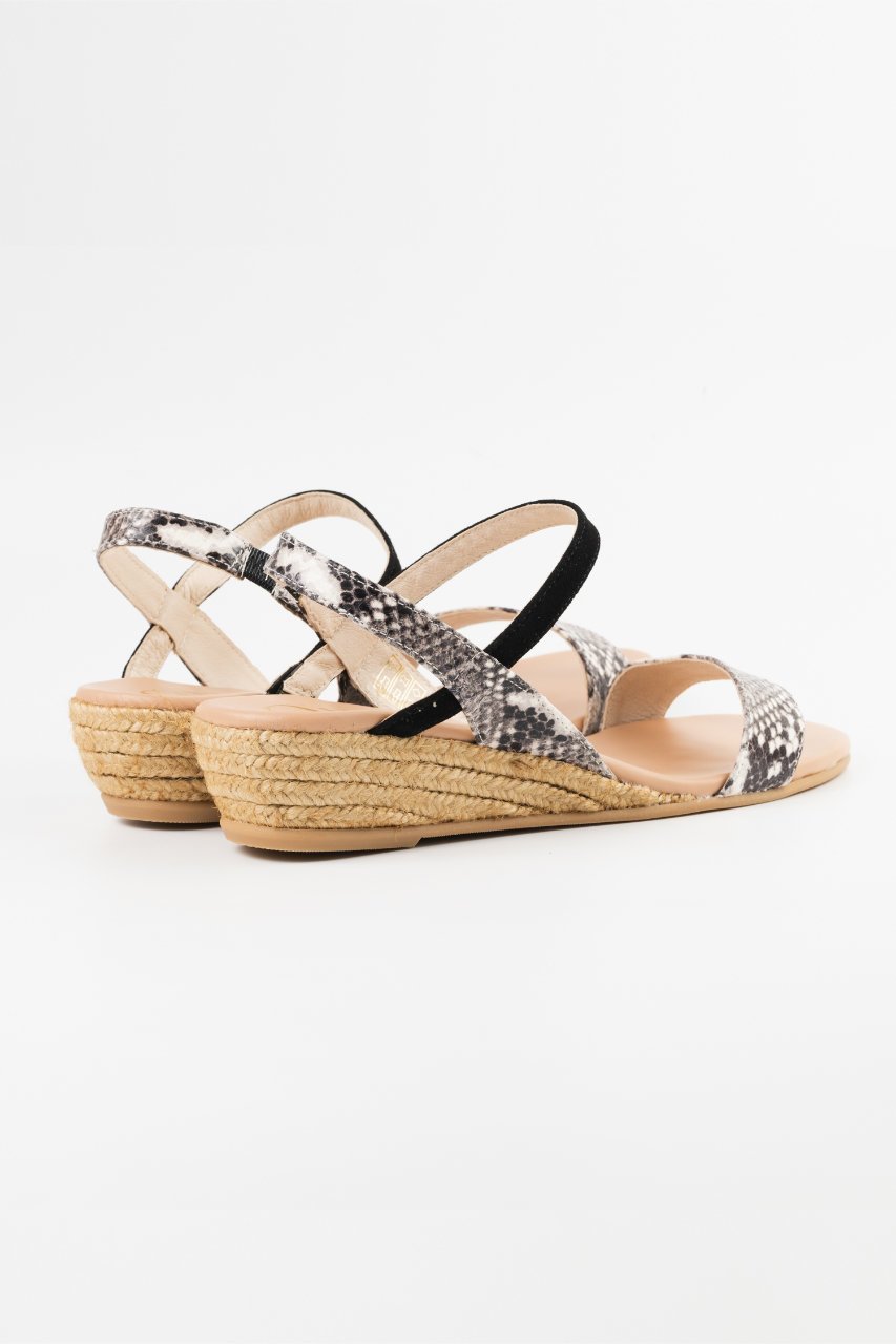 【エスメラルダ/Esmeralda】の【GAIMO】バイカラーストラップサンダル 人気、トレンドファッション・服の通販 founy(ファニー) 　ファッション　Fashion　レディースファッション　Fashion for Women　サンダル　Sandals, Summer Shoes　デニム　Denim, Jeans Material　夏　Summer　春　Spring　S/S・春夏　SS, Spring/Summer, Warm Season　other-4|ID: prp329100003345398 ipo3291000000035059655