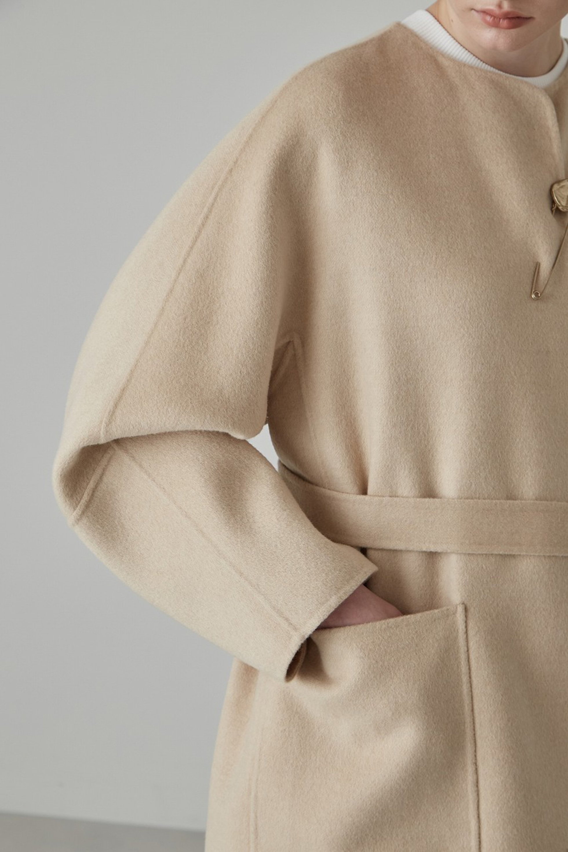 【アドーア/ADORE】のピュアカシミヤコート 人気、トレンドファッション・服の通販 founy(ファニー) 　ファッション　Fashion　レディースファッション　Fashion for Women　アウター　Coat / Outerwear Collection　コート・ロングコート・ピーコート　Long Coats, Peacoats & More　エレガント 上品　Elegant　カッティング　Cutting Detail　シンプル　Simple, Minimal　ダブル　Double, Double-Breasted　フィット　Fit, Slim Fit　フォルム　Silhouette, Form　フロント　Front, Front Design　ブローチ　Brooch, Pin Brooch　モダン　Modern, Contemporary　ロング　Long, Long-Length　other-3|ID: prp329100003504865 ipo3291000000034220266