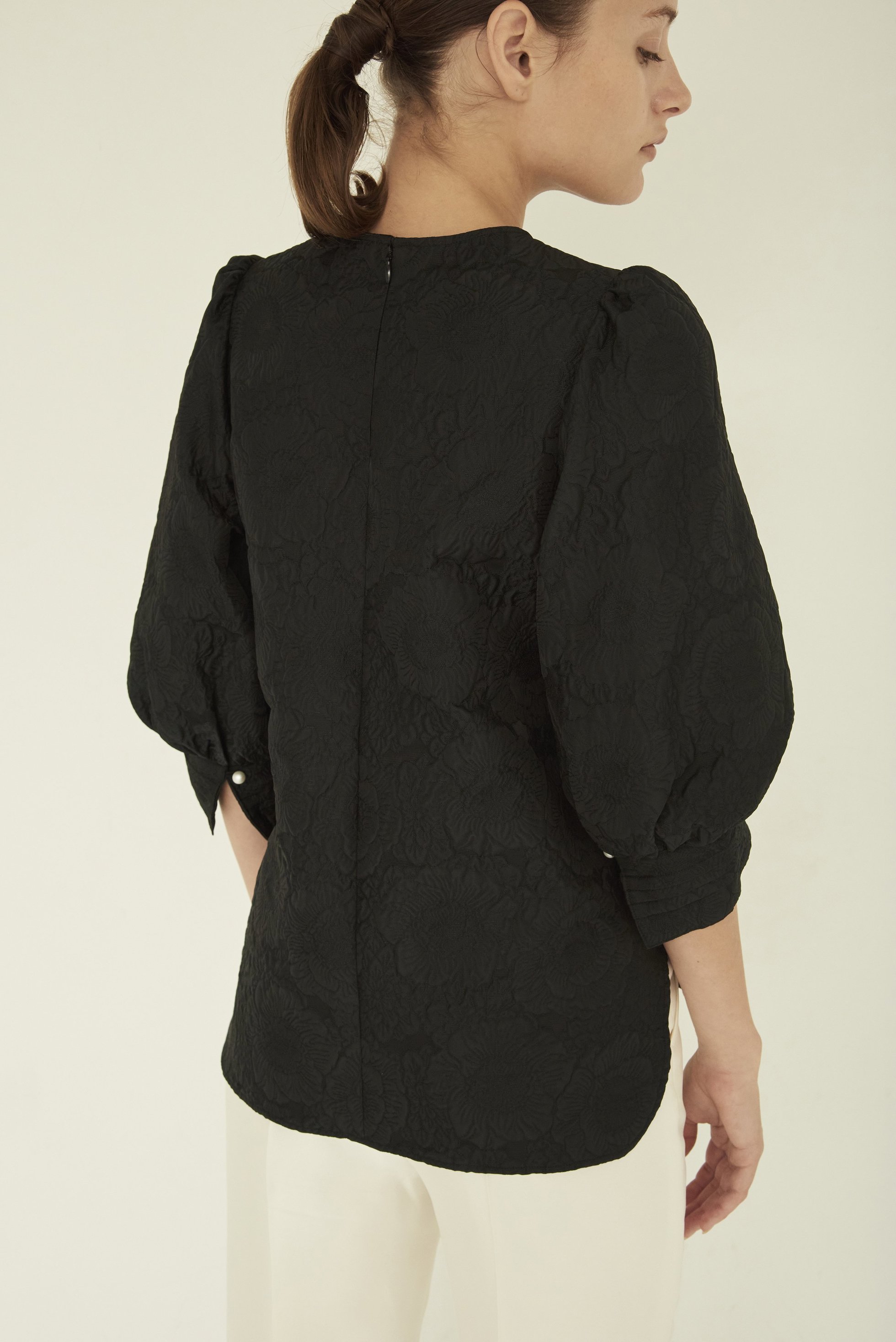 【エムダブリュー/MW】のジャガード タック ブラウス 人気、トレンドファッション・服の通販 founy(ファニー) 　ファッション　Fashion　レディースファッション　Fashion for Women　トップス・カットソー　Cut & Sew Tops　シャツ・ブラウス・オフィスカジュアル　Elegant Blouses & Button-Ups　カフス　Cuff Design　ショート　Short, Short Length　シンプル　Simple, Minimal　ジャカード／ジャガード　Jacquard, Woven Pattern　スリーブ　Sleeve, Long Sleeve / Short Sleeve　フラワー　Flower, Floral　ワンポイント　One Point, Statement Accent　other-8|ID: prp329100003551080 ipo3291000000032876704
