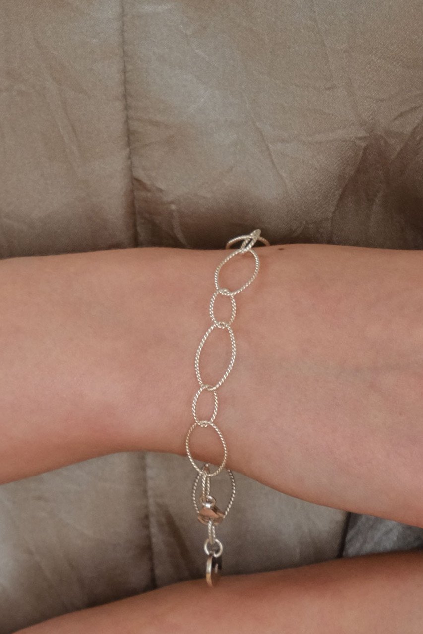 【ナチュラリジュエリ/NATURALI JEWELRY】のSILVER ツイストチェーンブレスレット 人気、トレンドファッション・服の通販 founy(ファニー) 　ファッション　Fashion　レディースファッション　Fashion for Women　ジュエリー　Jewelry　チェーン＆カフブレスレット　Cuff & Chain Bracelets　バングル・カフブレスレット　Bangles & Cuff Bracelets　コンビ　Combo, Combination Style　チェーン　Chain, Chain Strap　チャーム　Charm, Pendant　ツイスト　Tweed, Tweed Fabric　テクスチャー　Texture, Textured Fabric　ブレスレット　Bracelet, Wristband　other-6|ID: prp329100003670844 ipo3291000000035611511