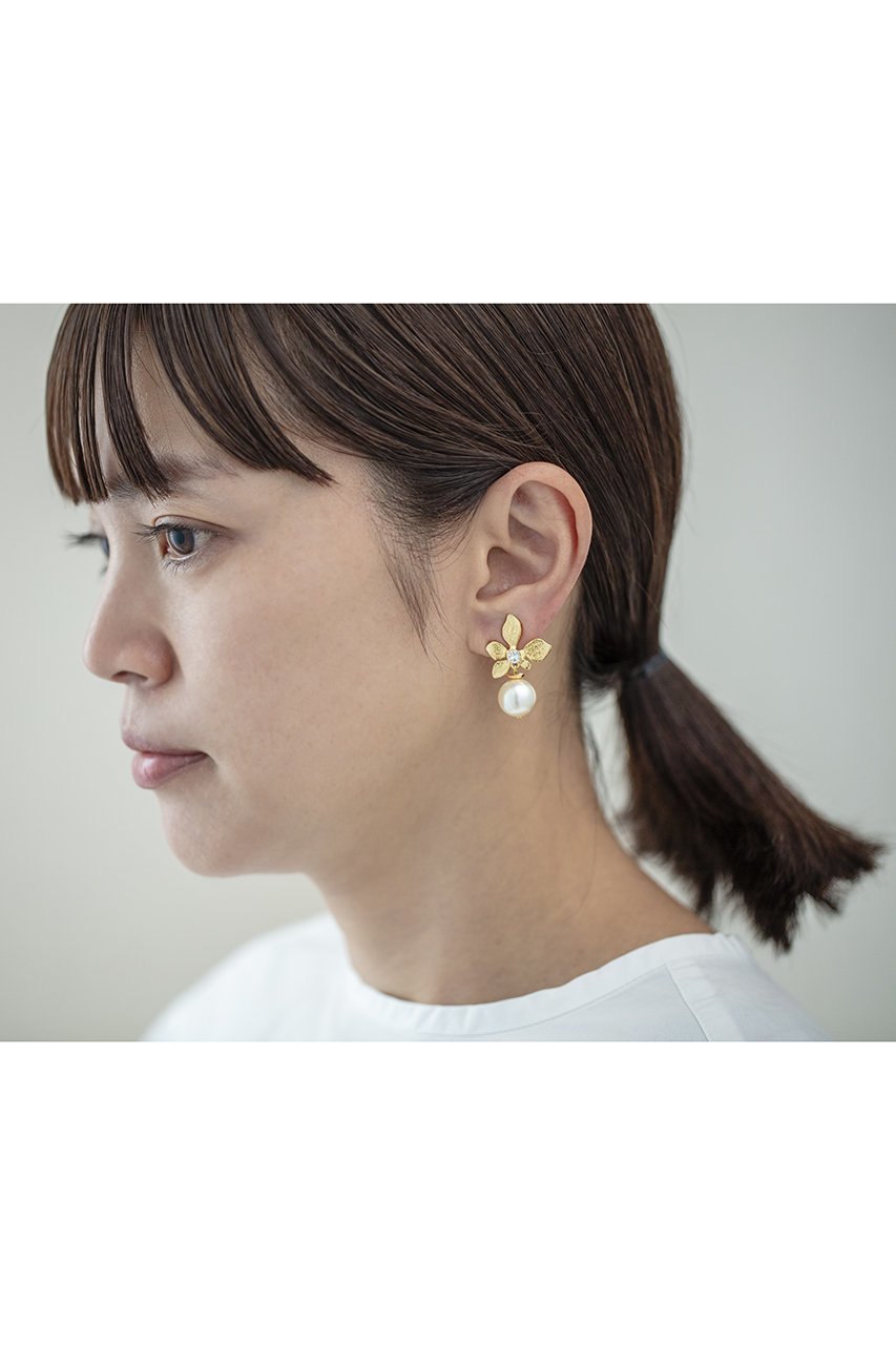 【セシル エ ジャンヌ/CECILE ET JEANNE】のフルール × パールイヤリング 人気、トレンドファッション・服の通販 founy(ファニー) 　ファッション　Fashion　レディースファッション　Fashion for Women　ジュエリー　Jewelry　ファッションリング　Fashion Rings　イヤリング・フープ・ドロップタイプ　Hoop, Drop & Clip Earrings　イヤリング　Earrings　クリスタル　Crystal, Swarovski　パール　Pearl, Pearl Accent　フェミニン　Feminine, Girly　other-2|ID: prp329100003716211 ipo3291000000035358491