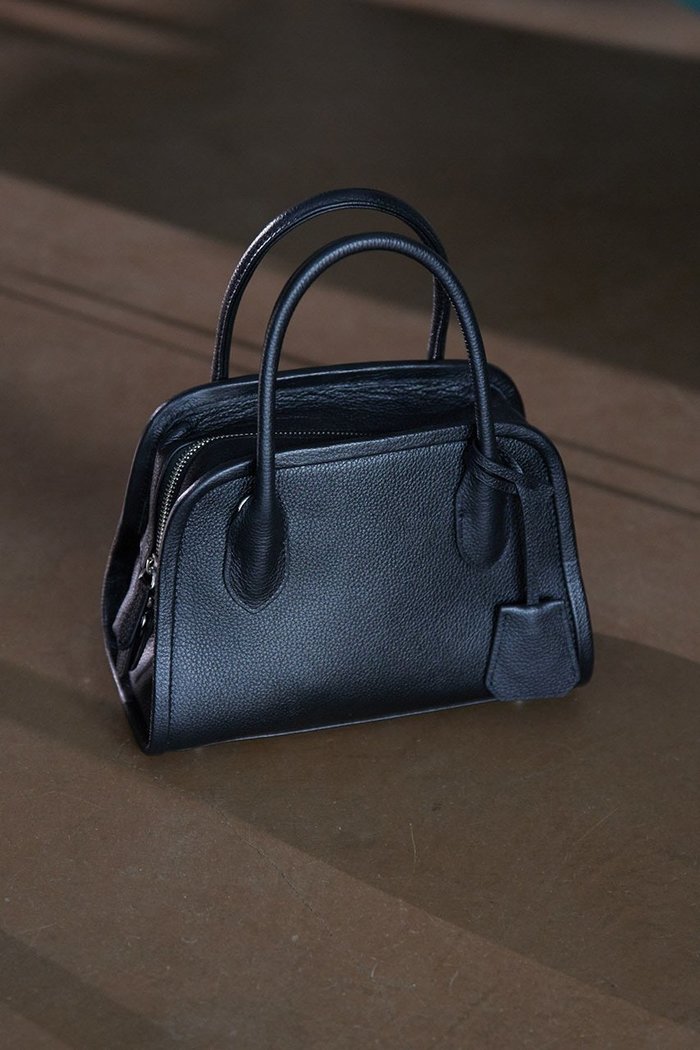 【ウィムガゼット/Whim Gazette】の【Hoaw.】ミニボストンバッグ インテリア・キッズ・メンズ・レディースファッション・服の通販 founy(ファニー) https://founy.com/ ファッション Fashion レディースファッション Fashion for Women バッグ Bags アクセサリー Fashion Accessories シューズ Shoes, Footwear シンプル Simple, Minimal スマート Smart, Elegant チェーン Chain, Chain Strap 人気 Popular, Best Seller ベーシック Basic, Essential ボストン Boston ボストンバッグ Boston Bag, Retro Bag ポケット Pocket, Pocket Detail エレガント 上品 Elegant |ID: prp329100003782377 ipo3291000000035105248