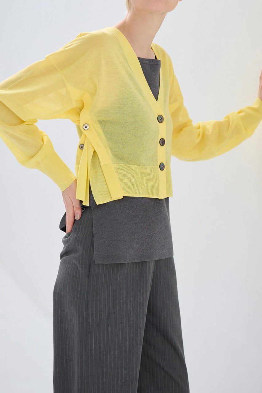 【ランバン オン ブルー/LANVIN en Bleu】のメニーボタンカーディガン インテリア・キッズ・メンズ・レディースファッション・服の通販 founy(ファニー) ファッション Fashion レディースファッション Fashion for Women トップス・カットソー Cut & Sew Tops ニット Knit Tops & Sweaters カーディガン・羽織り Layered Style Cardigans おすすめ Recommended / Our Picks イエロー Yellow カーディガン Cardigan, Knitwear ショート Short, Short Length バランス Balance, Style Balance 人気 Popular, Best Seller イエロー|ID: prp329100003862810 ipo3291000000032950061