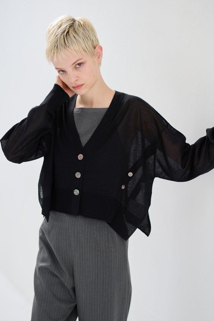 【ランバン オン ブルー/LANVIN en Bleu】のメニーボタンカーディガン インテリア・キッズ・メンズ・レディースファッション・服の通販 founy(ファニー) ファッション Fashion レディースファッション Fashion for Women トップス・カットソー Cut & Sew Tops ニット Knit Tops & Sweaters カーディガン・羽織り Layered Style Cardigans おすすめ Recommended / Our Picks イエロー Yellow カーディガン Cardigan, Knitwear ショート Short, Short Length バランス Balance, Style Balance 人気 Popular, Best Seller ブラック|ID: prp329100003862810 ipo3291000000032950075