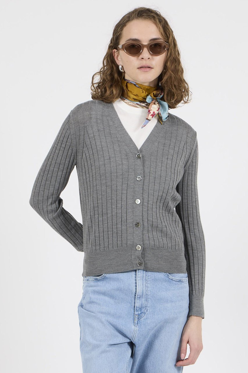 【スローン/SLOANE】の18Gワイドリブ シルク Vネックカーディガン 大人の最旬トレンドファッション＆コーディネート founy(ファウニー) 　ファッション　Fashion　レディースファッション　Fashion for Women　トップス・カットソー　Cut & Sew Tops　ニット　Knit Tops & Sweaters　カーディガン・羽織り　Layered Style Cardigans　Vネックトップス　V-Neck Tops / V-Cut Neckline Shirts　なめらか　Smooth, Silky Texture　カーディガン　Cardigan, Knitwear　シルク　Silk, 100% Silk　シンプル　Simple, Minimal　ベーシック　Basic, Essential　ボトム　Bottoms, Lower Wear　ワイドリブ　Wide Rib, Wide Ribbed Knit　エレガント 上品　Elegant　定番　Standard, Basic Item　other-7|ID: prp329100003882659 ipo3291000000036797994