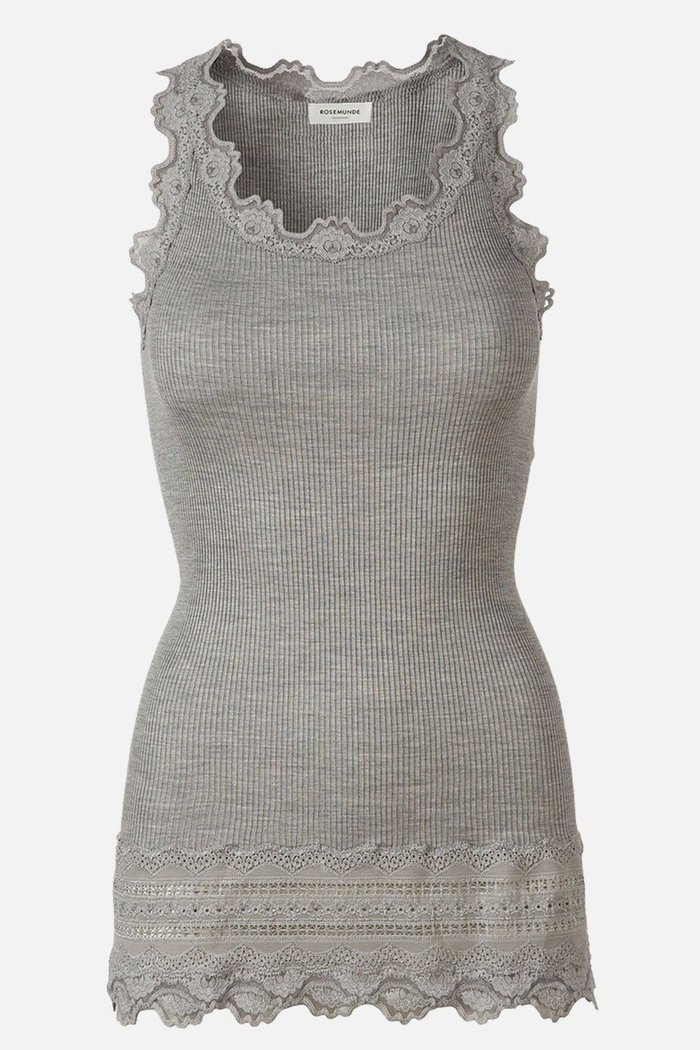 【ロサムンド/ROSEMUNDE】のレース付き タンクトップ(裾レース) シルクコットン インテリア・キッズ・メンズ・レディースファッション・服の通販 founy(ファニー) https://founy.com/ ファッション Fashion レディースファッション Fashion for Women トップス・カットソー Cut & Sew Tops キャミソール&ノースリーブ Camisoles & Sleeveless Tops シャツ・ブラウス・オフィスカジュアル Elegant Blouses & Button-Ups ロングTシャツ・Tシャツ Longline T-Shirts & Tees カットソー・ベーシックTシャツ Cut-and-Sewn Tops / Stretch Tees & Basics キャミソール Camisole, Spaghetti Strap Top シルク Silk, 100% Silk タンク Tank Top, Sleeveless Top フィット Fit, Slim Fit フェミニン Feminine, Girly フリル Frill, Ruffle ホールガーメント WholeGarment, Seamless Knit レース Lace, Lace Fabric 再入荷 Restock / Back in Stock 冬 Winter / This Winter 夏 Summer |ID: prp329100003909940 ipo3291000000036866164