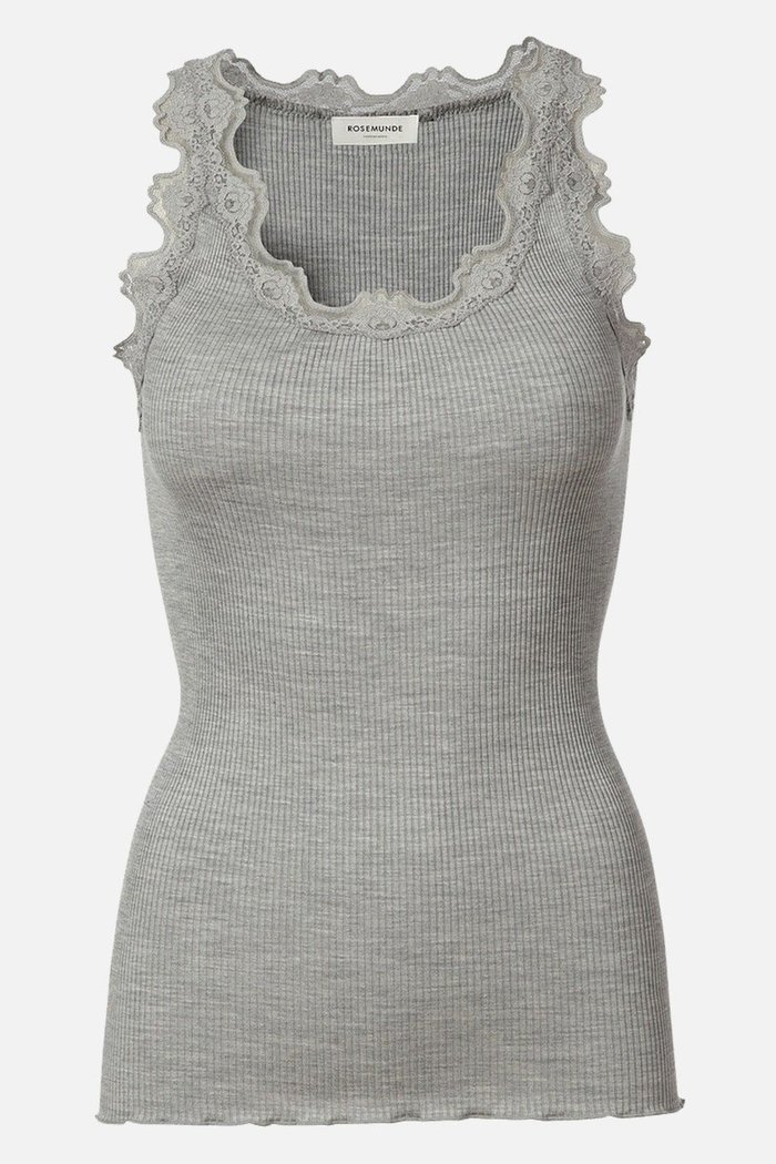 【ロサムンド/ROSEMUNDE】のレース付き タンクトップ シルクコットン インテリア・キッズ・メンズ・レディースファッション・服の通販 founy(ファニー) https://founy.com/ ファッション Fashion レディースファッション Fashion for Women トップス・カットソー Cut & Sew Tops キャミソール&ノースリーブ Camisoles & Sleeveless Tops シャツ・ブラウス・オフィスカジュアル Elegant Blouses & Button-Ups ロングTシャツ・Tシャツ Longline T-Shirts & Tees カットソー・ベーシックTシャツ Cut-and-Sewn Tops / Stretch Tees & Basics キャミソール Camisole, Spaghetti Strap Top シルク Silk, 100% Silk タンク Tank Top, Sleeveless Top フィット Fit, Slim Fit フェミニン Feminine, Girly フリル Frill, Ruffle ホールガーメント WholeGarment, Seamless Knit レース Lace, Lace Fabric 冬 Winter / This Winter 夏 Summer |ID: prp329100003909942 ipo3291000000036969055