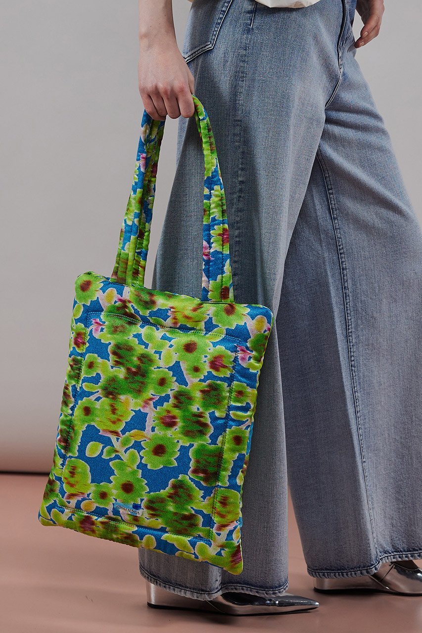 【メゾンスペシャル/MAISON SPECIAL】のFloral Pattern Puffer Tote Bag/フラワーパッファートートバッグ 人気、トレンドファッション・服の通販 founy(ファニー) 　ファッション　Fashion　レディースファッション　Fashion for Women　バッグ　Bags　サテン　Satin, Glossy Fabric　シンプル　Simple, Minimal　フラワー　Flower, Floral　プリント　Print, Printed Pattern　プレート　Plate, Dish　エレガント 上品　Elegant　other-6|ID: prp329100003921223 ipo3291000000032794684