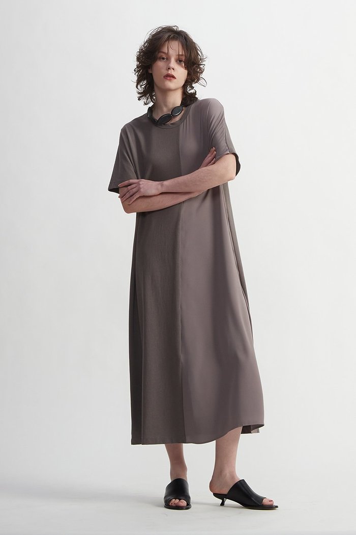 【プレインピープル/PLAIN PEOPLE】のヴィンテージレアルツイスト×サテン半袖ロングワンピース インテリア・キッズ・メンズ・レディースファッション・服の通販 founy(ファニー) https://founy.com/ ファッション Fashion レディースファッション Fashion for Women アウター Coat / Outerwear Collection ワンピース Dresses チュニック Tunic Tops & Dresses サテン Satin, Glossy Fabric シンプル Simple, Minimal チュニック Tunic, Long Top ツイル Twist, Twisted Detail ドッキング Docking, Mixed Material ドレープ Drape, Draping Fabric ロング Long, Long-Length 半袖 Short Sleeve, Half Sleeve |ID: prp329100003922378 ipo3291000000035829910