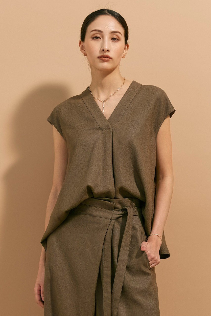 【ベイジ,/BEIGE,】のCAROLE(キャロル)/ペプラムブラウス 大人の最旬トレンドファッション＆コーディネート founy(ファウニー) 　ファッション　Fashion　レディースファッション　Fashion for Women　トップス・カットソー　Cut & Sew Tops　シャツ・ブラウス・オフィスカジュアル　Elegant Blouses & Button-Ups　おすすめ　Recommended / Our Picks　ショート　Short, Short Length　ストレッチ　Stretch, Stretchy Fabric　スリーブ　Sleeve, Long Sleeve / Short Sleeve　セットアップ　Set-Up, Coordinated Outfit　フレア　Flare, Flared　フロント　Front, Front Design　ペプラム　Peplum, Flared Hem　リネン　Linen, Linen Fabric　夏　Summer　春　Spring　S/S・春夏　SS, Spring/Summer, Warm Season　other-7|ID: prp329100003932462 ipo3291000000036725055