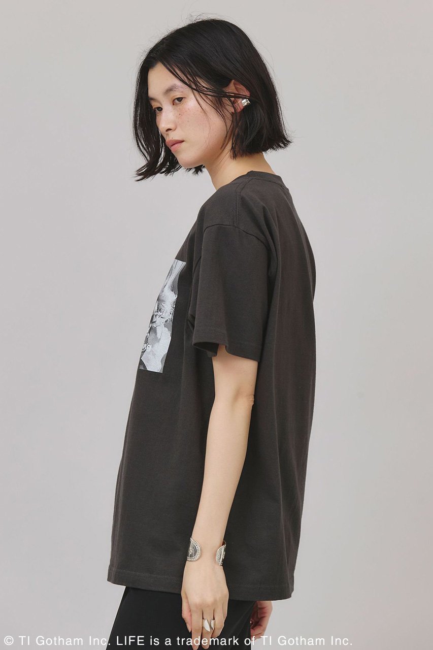【カレンソロジー/Curensology】の【LIFE PICTURE COLLECTION】別注SLTシャツ(ヨコ) 人気、トレンドファッション・服の通販 founy(ファニー) 　ファッション　Fashion　レディースファッション　Fashion for Women　トップス・カットソー　Cut & Sew Tops　シャツ・ブラウス・オフィスカジュアル　Elegant Blouses & Button-Ups　ロングTシャツ・Tシャツ　Longline T-Shirts & Tees　カットソー・ベーシックTシャツ　Cut-and-Sewn Tops / Stretch Tees & Basics　おすすめ　Recommended / Our Picks　アクセサリー　Fashion Accessories　インナー　Innerwear　カットソー　Cut and Sewn Top　ショート　Short, Short Length　シンプル　Simple, Minimal　ジャケット　Jacket, Outerwear　スペシャル　Special, Limited Edition　スリーブ　Sleeve, Long Sleeve / Short Sleeve　フランス　France, French　フロント　Front, Front Design　プリント　Print, Printed Pattern　モノトーン　Monotone, Black and White　ロング　Long, Long-Length　再入荷　Restock / Back in Stock　別注　Limited Edition, Custom Order　夏　Summer　春　Spring　洗える　Machine Washable　other-4|ID: prp329100003956536 ipo3291000000032808469