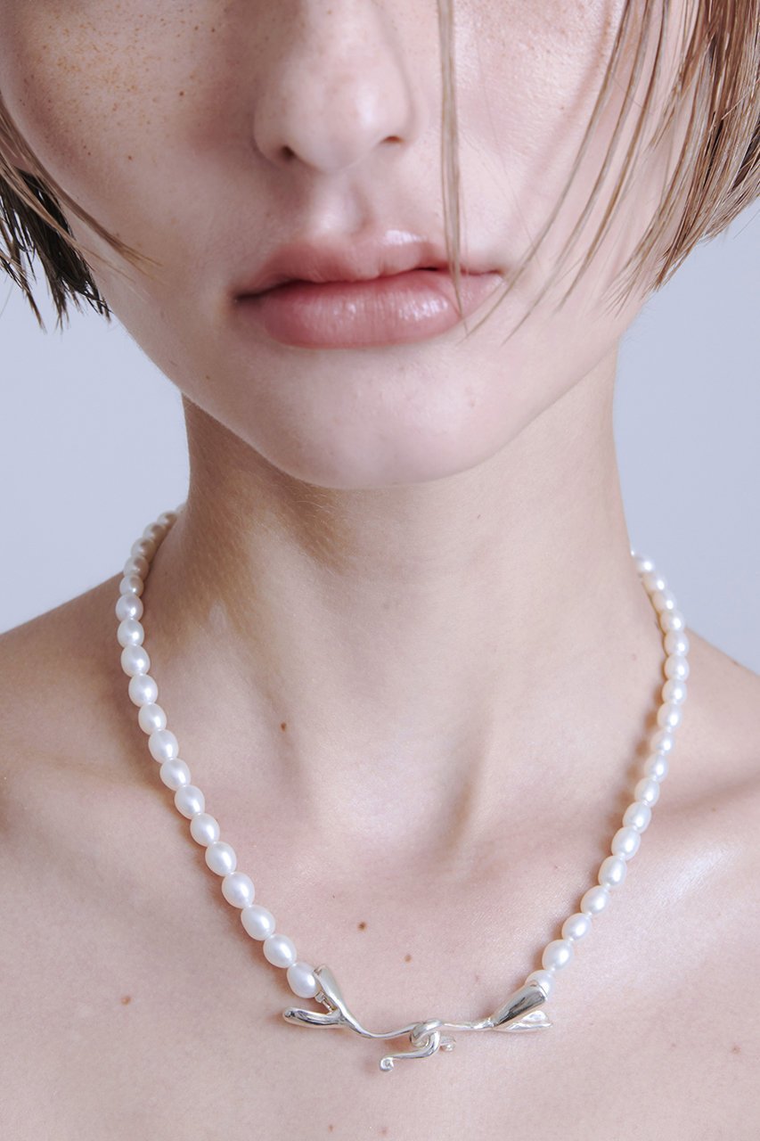 【メゾンドパルス/MAISON DPULSE】のPetal pearl スモールネックレス 人気、トレンドファッション・服の通販 founy(ファニー) 　ファッション　Fashion　レディースファッション　Fashion for Women　ジュエリー　Jewelry　ネックレス　Necklaces & Pendants　クール　Cool, Chic　シルバー　Silver, Metallic Silver　チューリップ　Tube, Tube Top　ネックレス　Necklace, Pendant Necklace　パール　Pearl, Pearl Accent　エレガント 上品　Elegant　other-2|ID: prp329100004003881 ipo3291000000035637698