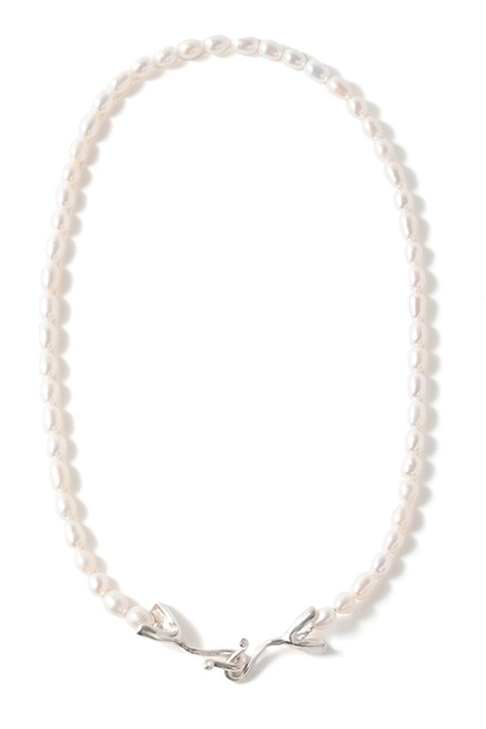 【メゾンドパルス/MAISON DPULSE】のPetal pearl スモールネックレス インテリア・キッズ・メンズ・レディースファッション・服の通販 founy(ファニー) https://founy.com/ ファッション Fashion レディースファッション Fashion for Women ジュエリー Jewelry ネックレス Necklaces & Pendants クール Cool, Chic シルバー Silver, Metallic Silver チューリップ Tube, Tube Top ネックレス Necklace, Pendant Necklace パール Pearl, Pearl Accent エレガント 上品 Elegant |ID: prp329100004003881 ipo3291000000036142208