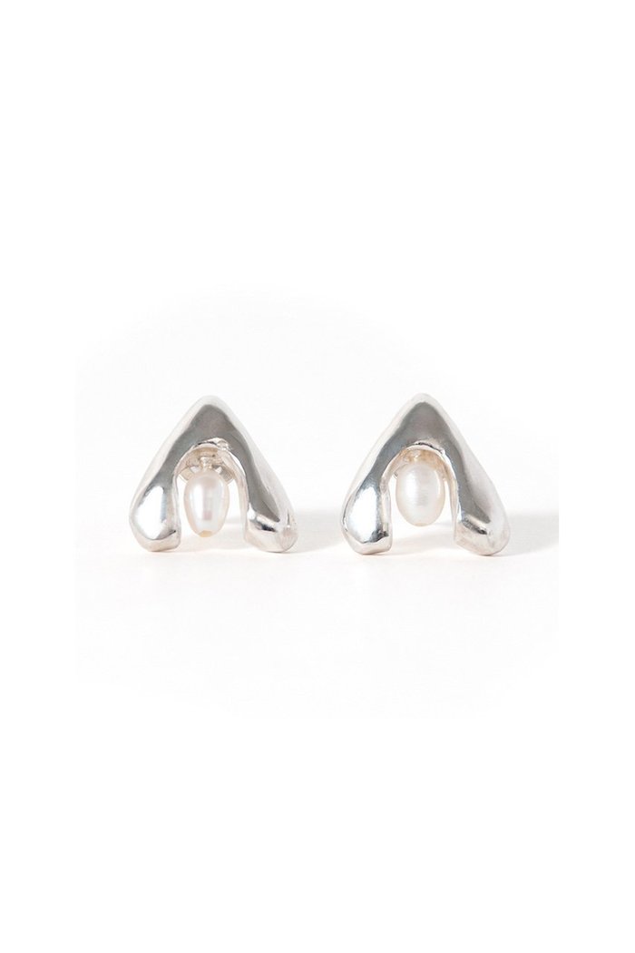 【メゾンドパルス/MAISON DPULSE】のTulip pearl ピアス インテリア・キッズ・メンズ・レディースファッション・服の通販 founy(ファニー) https://founy.com/ ファッション Fashion レディースファッション Fashion for Women ジュエリー Jewelry ファッションリング Fashion Rings イヤリング・フープ・ドロップタイプ Hoop, Drop & Clip Earrings おすすめ Recommended / Our Picks イヤリング Earrings シルバー Silver, Metallic Silver チューリップ Tube, Tube Top パール Pearl, Pearl Accent エレガント 上品 Elegant |ID: prp329100004003922 ipo3291000000036110971