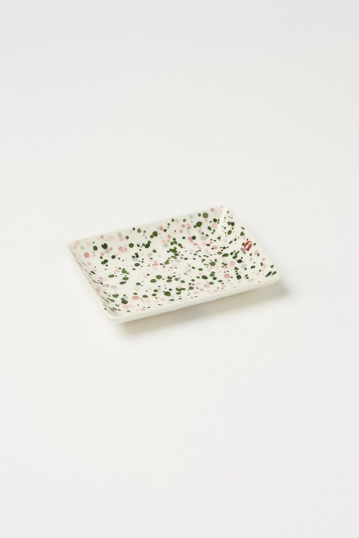 【イッタラ/iittala / GOODS】のヘレ A6プレート10x15cm インテリア・キッズ・メンズ・レディースファッション・服の通販 founy(ファニー) https://founy.com/ カラフル Colorful Design 皿 Plate, Dish テーブル Table, Dining Table ドット Polka Dot, Dot Pattern 人気 Popular, Best Seller パターン Pattern, Design Print プレート Plate, Dish ランダム Random, Irregular 夏 Summer ホーム・キャンプ・アウトドア・お取り寄せ Home Living / Home & Lifestyle / Camping Gear / Outdoor Camping キッチン・ダイニング Kitchen & Dining Essentials. Stylish & Functional Tableware キッチン家電・キッチン用品 Kitchen Appliances & Tools |ID: prp329100004018869 ipo3291000000035886218