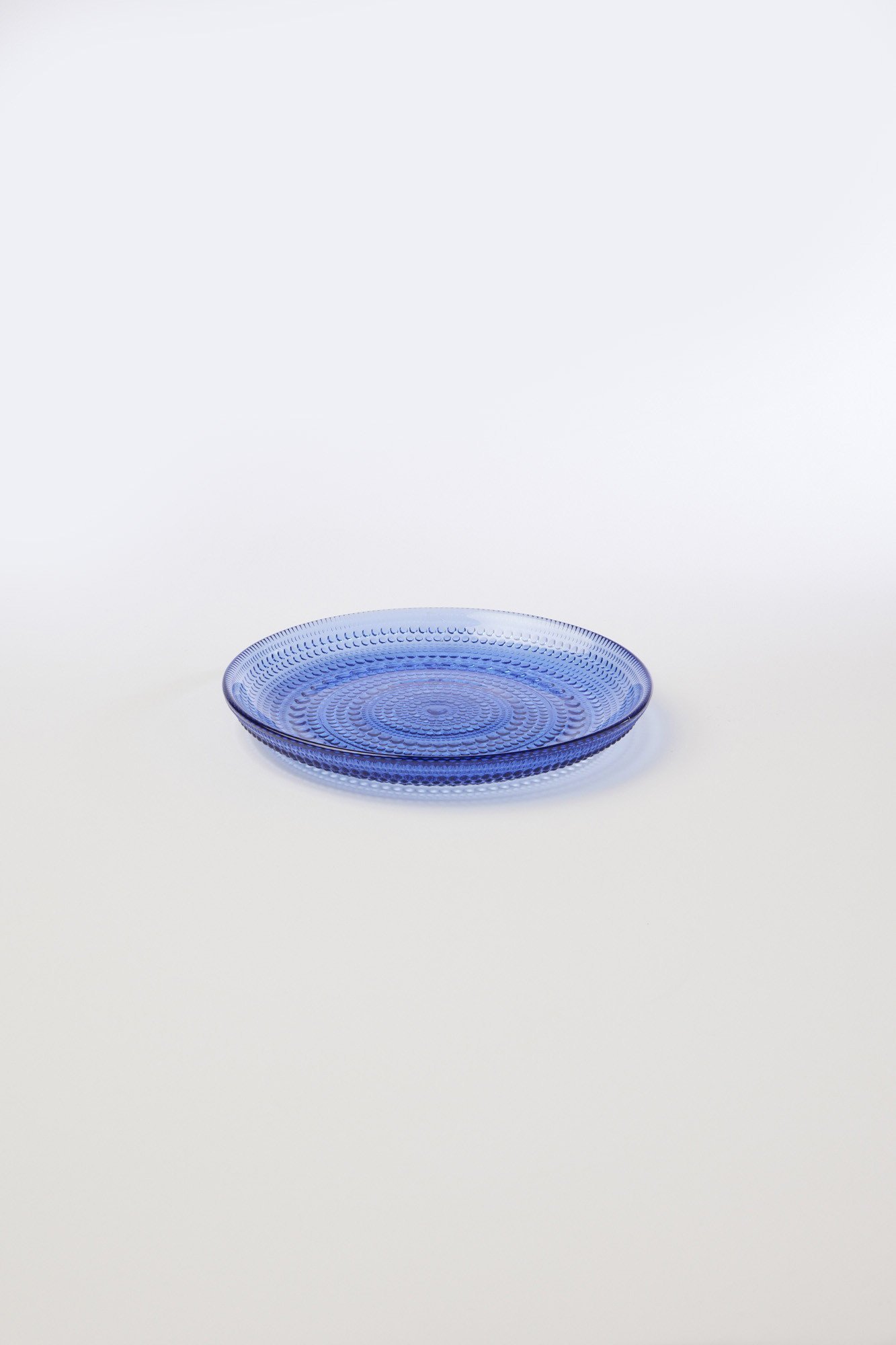 【イッタラ/iittala / GOODS】のカステヘルミ プレート 17cm インテリア・キッズ・メンズ・レディースファッション・服の通販 founy(ファニー) 　ガラス　Glass　テーブル　Table　プレート　Plate　ホーム・キャンプ・アウトドア・お取り寄せ　Home,Garden,Outdoor,Camping Gear　キッチン・ダイニング　Kitchen Dining　キッチン家電・キッチン用品　Kitchenware　ウルトラマリンブルー|ID: prp329100004018918 ipo3291000000026648686