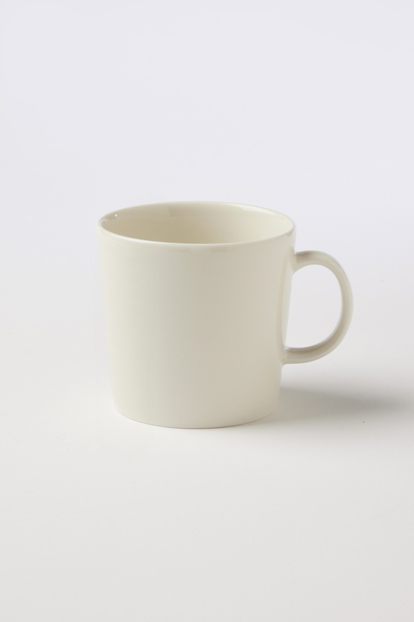 【イッタラ/iittala / GOODS】のティーマ マグ 0.4L インテリア・キッズ・メンズ・レディースファッション・服の通販 founy(ファニー) グラス Glass, Eyewear コレクション Collection, Seasonal Line シェイプ Shape, Slim Fit スタンダード Standard, Basic テーブル Table, Dining Table 人気 Popular, Best Seller ホワイト|ID: prp329100004018931 ipo3291000000036175013