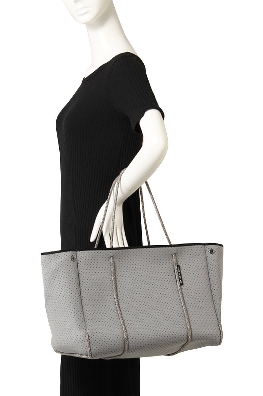 【ステイトオブエスケープ/STATE OF ESCAPE】の【ELLESHOP別注】Escape tote 人気、トレンドファッション・服の通販 founy(ファニー) 　ファッション　Fashion　レディースファッション　Fashion for Women　バッグ　Bags　ユニセックス　Unisex, Genderless　エレガント 上品　Elegant　シンプル　Simple, Minimal　トレンド　Trend, Trending Now　ポーチ　Pouch, Small Case　別注　Limited Edition, Custom Order　旅行　Travel　other-2|ID: prp329100004021503 ipo3291000000032798080