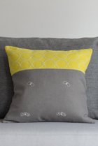 【ミナ ペルホネン/mina perhonen / GOODS】の【greeniche】mina perhonen‐dop‐ 「tambourine × choucho」クッションカバー 人気、トレンドファッション・服の通販 founy(ファニー) クッション Cushion, Throw Pillow ダブル Double, Double-Breasted ドット Polka Dot, Dot Pattern 人気 Popular, Best Seller ファブリック Fabric, Textile フェイス Face, Facial Design thumbnail 新生地イエロー×グレー|ID: prp329100004023791 ipo3291000000036138862