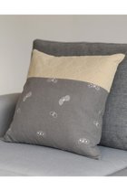 【ミナ ペルホネン/mina perhonen / GOODS】の【greeniche】mina perhonen‐dop‐ 「tambourine × choucho」クッションカバー 人気、トレンドファッション・服の通販 founy(ファニー) クッション Cushion, Throw Pillow ダブル Double, Double-Breasted ドット Polka Dot, Dot Pattern 人気 Popular, Best Seller ファブリック Fabric, Textile フェイス Face, Facial Design thumbnail 新生地エクリュ×グレー|ID: prp329100004023791 ipo3291000000036138863