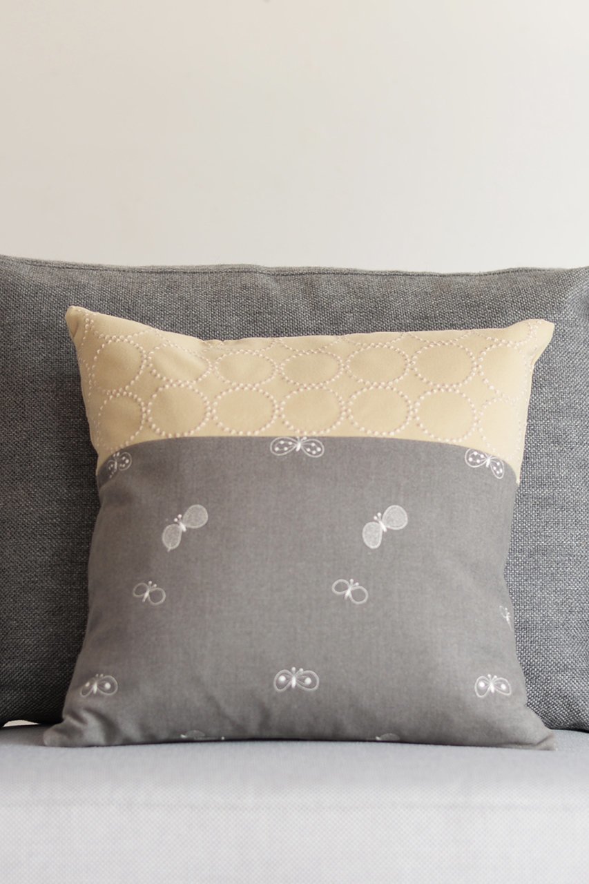 【ミナ ペルホネン/mina perhonen / GOODS】の【greeniche】mina perhonen‐dop‐ 「tambourine × choucho」クッションカバー 人気、トレンドファッション・服の通販 founy(ファニー) 　クッション　Cushion, Throw Pillow　ダブル　Double, Double-Breasted　ドット　Polka Dot, Dot Pattern　人気　Popular, Best Seller　ファブリック　Fabric, Textile　フェイス　Face, Facial Design　other-2|ID: prp329100004023791 ipo3291000000036138864