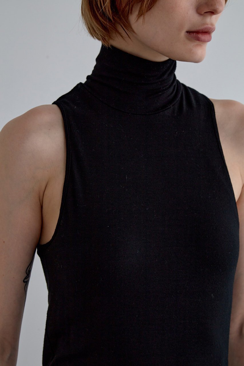 【ル フィル/LE PHIL】のカップインハイネックトップ 人気、トレンドファッション・服の通販 founy(ファニー) 　ファッション　Fashion　レディースファッション　Fashion for Women　トップス・カットソー　Cut & Sew Tops　キャミソール&ノースリーブ　Camisoles & Sleeveless Tops　シャツ・ブラウス・オフィスカジュアル　Elegant Blouses & Button-Ups　ロングTシャツ・Tシャツ　Longline T-Shirts & Tees　カットソー・ベーシックTシャツ　Cut-and-Sewn Tops / Stretch Tees & Basics　アメリカン　American Style　キャミソール　Camisole, Spaghetti Strap Top　ジャケット　Jacket, Outerwear　ストレッチ　Stretch, Stretchy Fabric　スリーブ　Sleeve, Long Sleeve / Short Sleeve　タンク　Tank Top, Sleeveless Top　ハイネック　High Neck, Mock Neck　ベーシック　Basic, Essential　エレガント 上品　Elegant　other-2|ID: prp329100004051947 ipo3291000000035585257