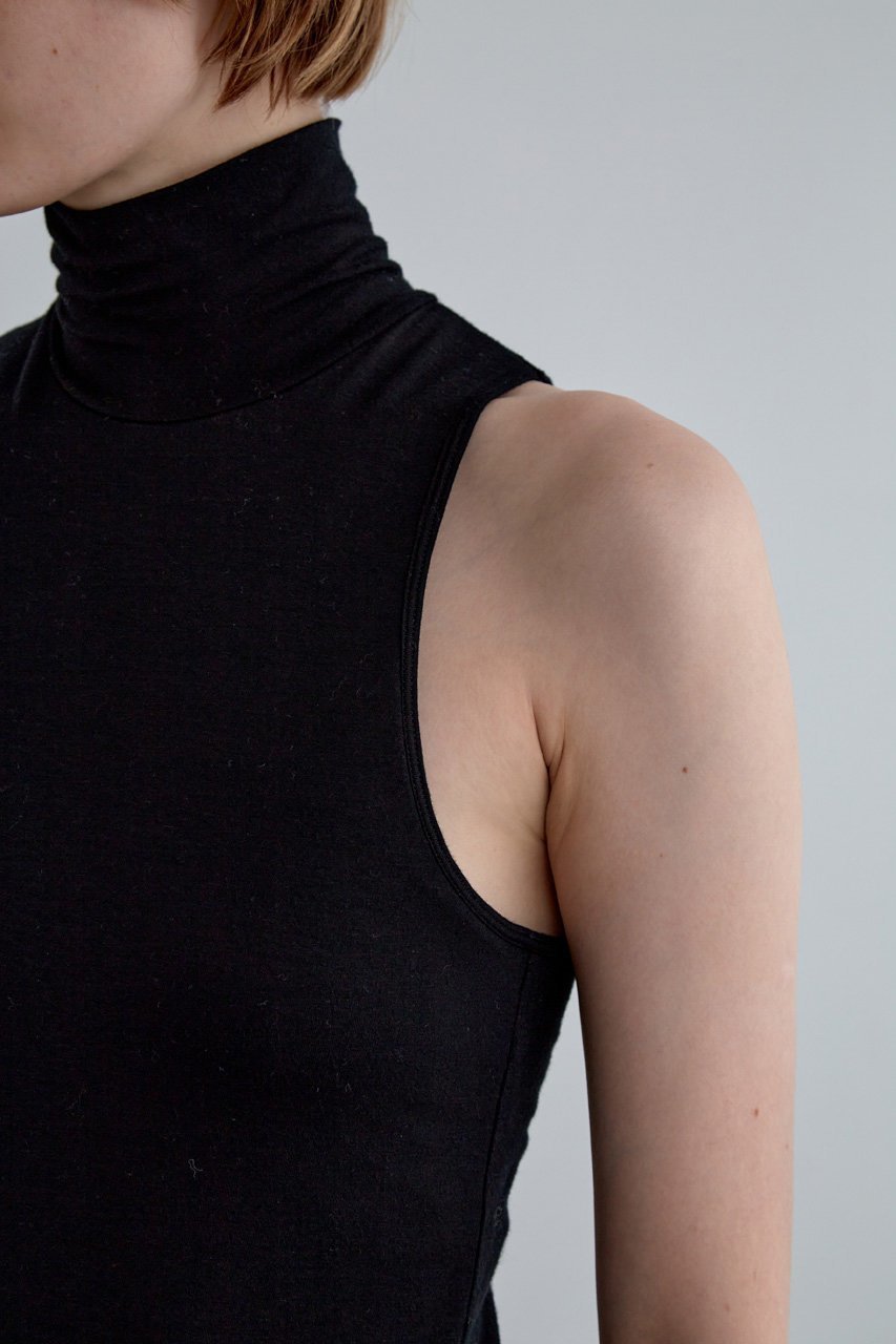 【ル フィル/LE PHIL】のカップインハイネックトップ 人気、トレンドファッション・服の通販 founy(ファニー) 　ファッション　Fashion　レディースファッション　Fashion for Women　トップス・カットソー　Cut & Sew Tops　キャミソール&ノースリーブ　Camisoles & Sleeveless Tops　シャツ・ブラウス・オフィスカジュアル　Elegant Blouses & Button-Ups　ロングTシャツ・Tシャツ　Longline T-Shirts & Tees　カットソー・ベーシックTシャツ　Cut-and-Sewn Tops / Stretch Tees & Basics　アメリカン　American Style　キャミソール　Camisole, Spaghetti Strap Top　ジャケット　Jacket, Outerwear　ストレッチ　Stretch, Stretchy Fabric　スリーブ　Sleeve, Long Sleeve / Short Sleeve　タンク　Tank Top, Sleeveless Top　ハイネック　High Neck, Mock Neck　ベーシック　Basic, Essential　エレガント 上品　Elegant　other-3|ID: prp329100004051947 ipo3291000000036128379