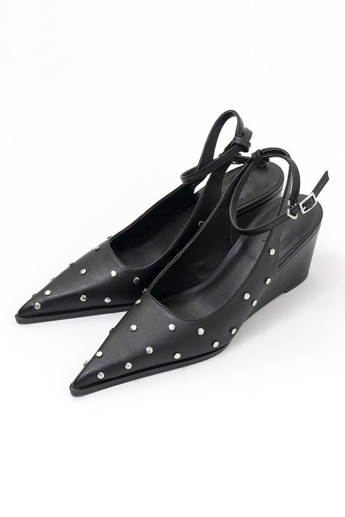 【メゾンスペシャル/MAISON SPECIAL】の2way Studs Wedge Sole Pumps/2WAYスタッズウェッジソールパンプス インテリア・キッズ・メンズ・レディースファッション・服の通販 founy(ファウニー) https://founy.com/ ファッション Fashion レディースファッション Fashion for Women クッション Cushion, Throw Pillow スタッズ Studs, Metal Accents トレンド Trend, Trending Now フィット Fit, Slim Fit フェイクレザー Faux Leather, PU Leather ポインテッド Pointed Toe, Sharp Toe リアル Real, Realistic A/W・秋冬 Autumn/Winter |ID: prp329100004060617 ipo3291000000036925445