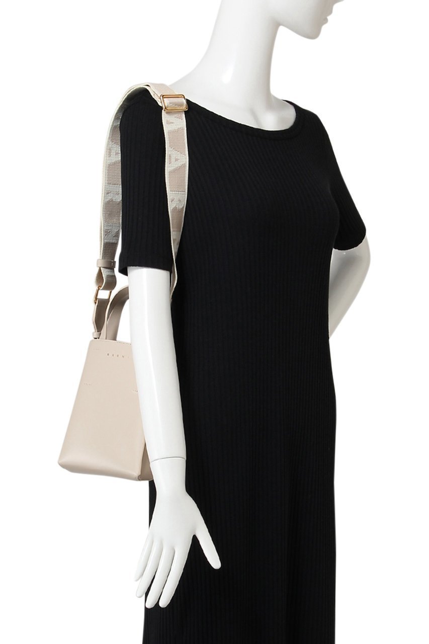【マルニ/MARNI】のMUSEO NANO ロゴストラップ付きミニトートバッグ 人気、トレンドファッション・服の通販 founy(ファニー) 　ファッション　Fashion　レディースファッション　WOMEN　バッグ　Bag　シンプル　Simple　スポーティ　Sporty　ダウン　Down　ハンドバッグ　Handbag　ラップ　Wrap　定番　Standard　other-2|ID: prp329100004062735 ipo3291000000032049735
