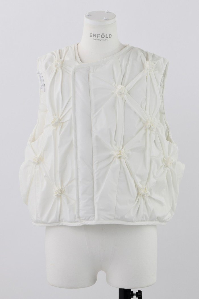 【エンフォルド/ENFOLD】のストレッチタフタ フラワーギャザーベスト インテリア・キッズ・メンズ・レディースファッション・服の通販 founy(ファニー) https://founy.com/ ファッション Fashion レディースファッション Fashion for Women アウター Coat / Outerwear Collection レディースジャケット・軽アウター Jackets ギャザー Gathered, Ruffled シンプル Simple, Minimal ジャケット Jacket, Outerwear ストレッチ Stretch, Stretchy Fabric タフタ Taffeta, Structured Fabric ダウン Down, Puffer パターン Pattern, Design Print フラワー Flower, Floral ベスト Vest, Waistcoat モチーフ Motif, Design Theme |ID: prp329100004076143 ipo3291000000035654979