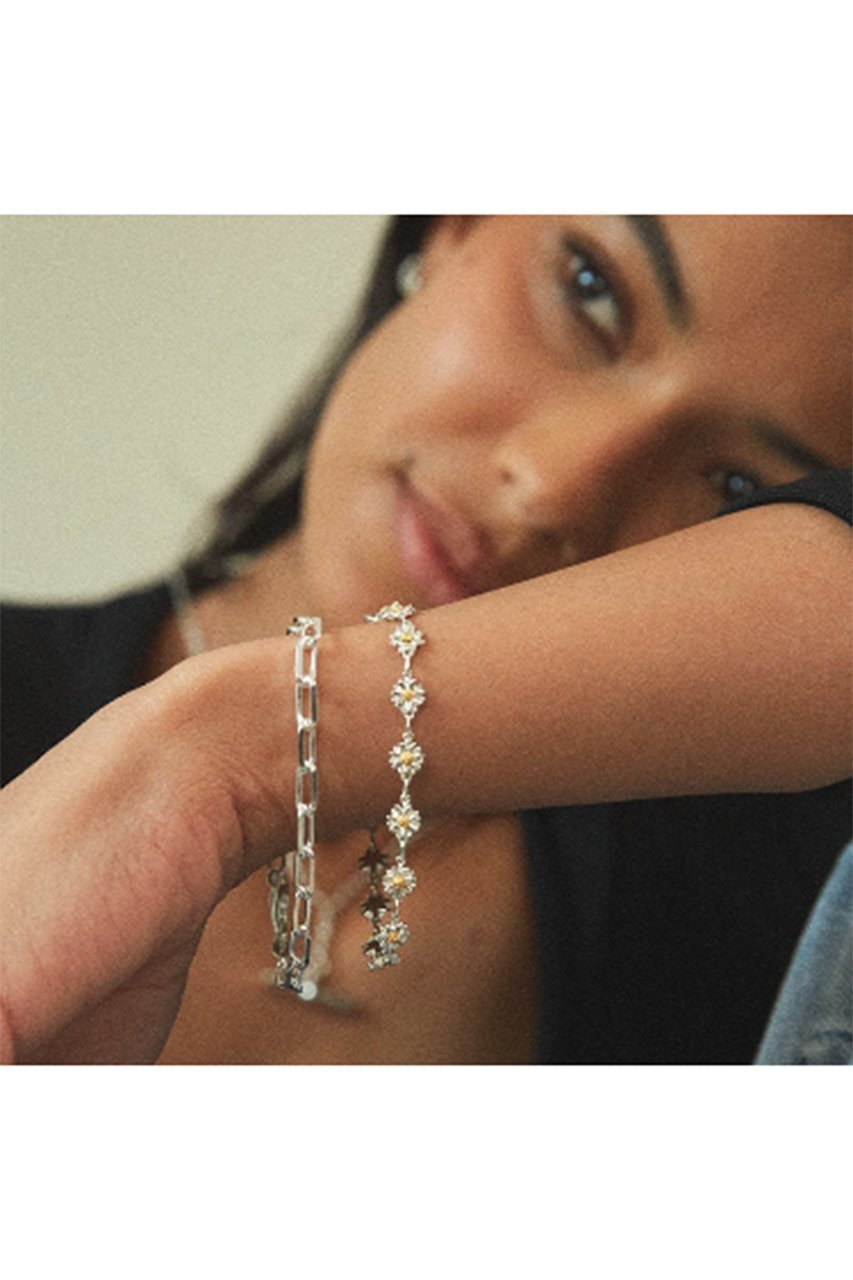 【デイジー ロンドン/DAISY LONDON】のDAISY CHAIN ブレスレット 人気、トレンドファッション・服の通販 founy(ファニー) 　ファッション　Fashion　レディースファッション　Fashion for Women　ジュエリー　Jewelry　チェーン＆カフブレスレット　Cuff & Chain Bracelets　バングル・カフブレスレット　Bangles & Cuff Bracelets　シルバー　Silver, Metallic Silver　ブレスレット　Bracelet, Wristband　ボックス　Boxy, Box Shape　ポーチ　Pouch, Small Case　other-6|ID: prp329100004079332 ipo3291000000035658834