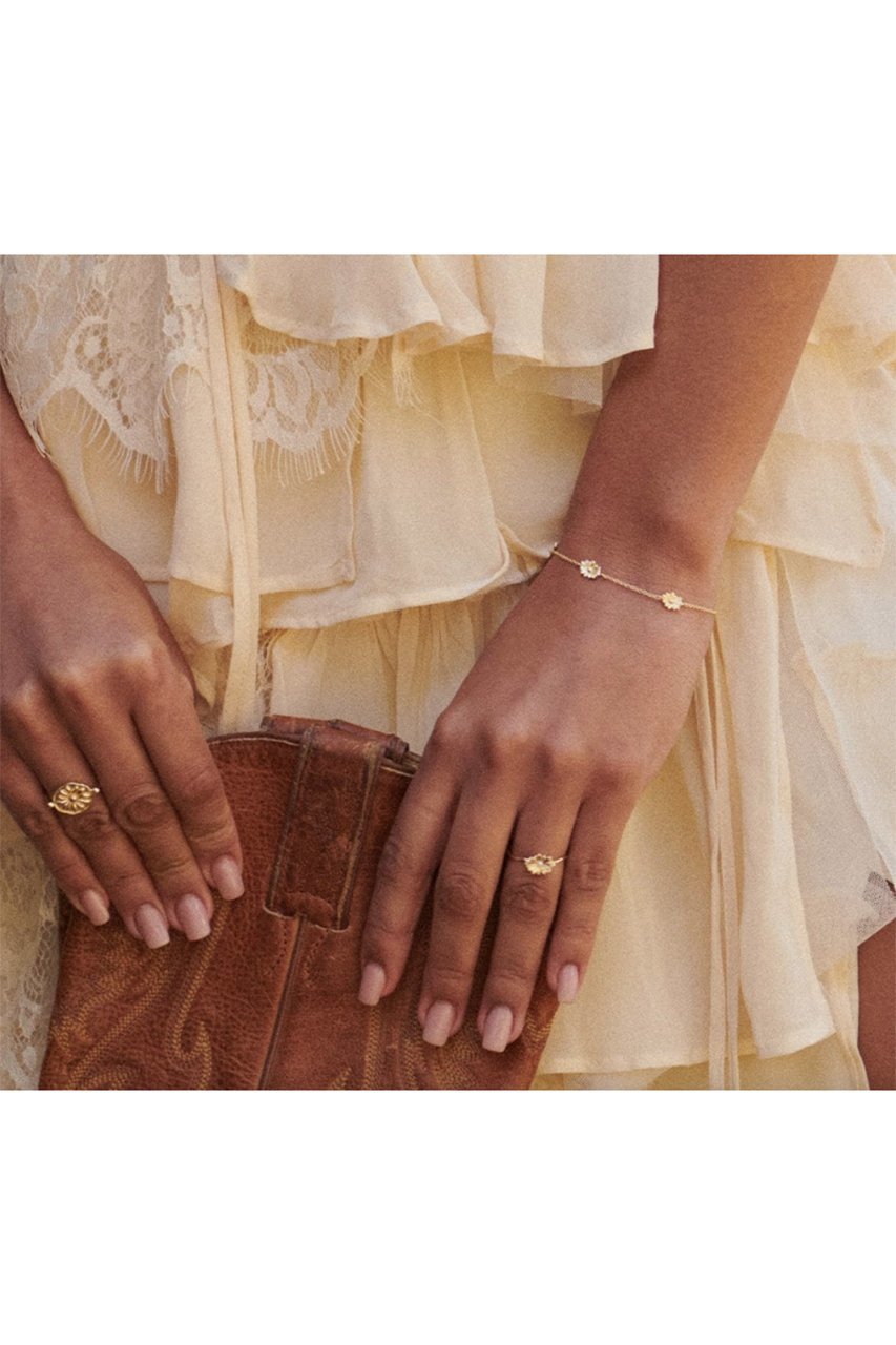 【デイジー ロンドン/DAISY LONDON】のDAISY CHAIN FLOWER ブレスレット 人気、トレンドファッション・服の通販 founy(ファニー) 　ファッション　Fashion　レディースファッション　Fashion for Women　ジュエリー　Jewelry　チェーン＆カフブレスレット　Cuff & Chain Bracelets　バングル・カフブレスレット　Bangles & Cuff Bracelets　コレクション　Collection, Seasonal Line　ブレスレット　Bracelet, Wristband　ボックス　Boxy, Box Shape　ポーチ　Pouch, Small Case　エレガント 上品　Elegant　other-6|ID: prp329100004079334 ipo3291000000035909086