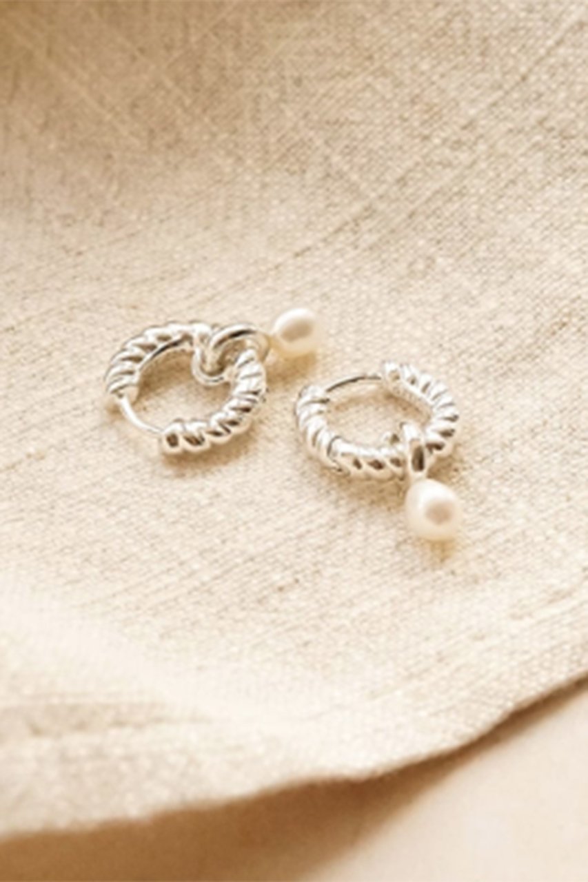 【デイジー ロンドン/DAISY LONDON】のROPE PEARL HUGGIE ピアス 人気、トレンドファッション・服の通販 founy(ファニー) 　ファッション　Fashion　レディースファッション　Fashion for Women　ジュエリー　Jewelry　ファッションリング　Fashion Rings　イヤリング・フープ・ドロップタイプ　Hoop, Drop & Clip Earrings　イヤリング　Earrings　シルバー　Silver, Metallic Silver　パール　Pearl, Pearl Accent　エレガント 上品　Elegant　other-5|ID: prp329100004079350 ipo3291000000035658923
