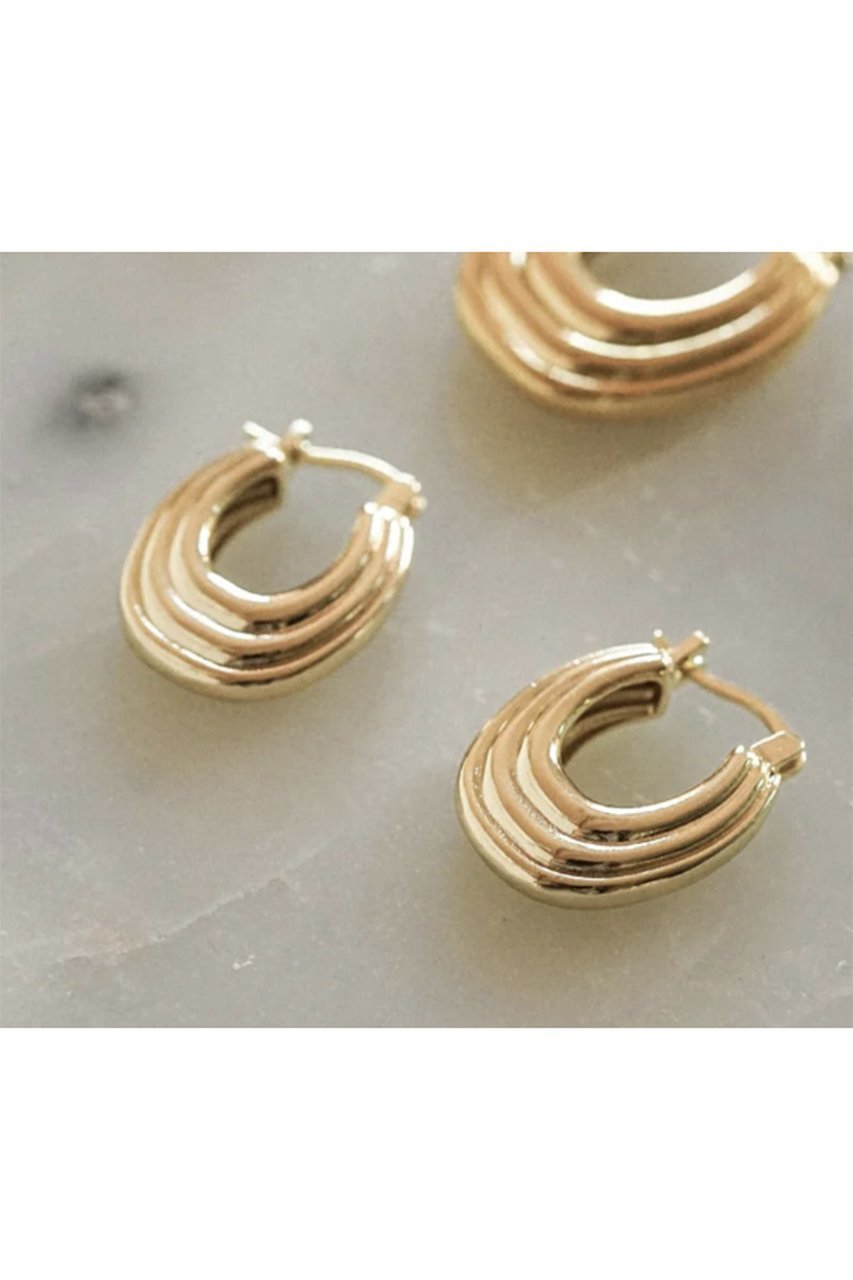 【デイジー ロンドン/DAISY LONDON】の【POLLY SAYER】 MINI RIDGE HOOP ピアス 人気、トレンドファッション・服の通販 founy(ファニー) 　ファッション　Fashion　レディースファッション　Fashion for Women　ジュエリー　Jewelry　ファッションリング　Fashion Rings　イヤリング・フープ・ドロップタイプ　Hoop, Drop & Clip Earrings　おすすめ　Recommended / Our Picks　イヤリング　Earrings　コレクション　Collection, Seasonal Line　シンプル　Simple, Minimal　モダン　Modern, Contemporary　人気　Popular, Best Seller　other-7|ID: prp329100004079355 ipo3291000000035658960