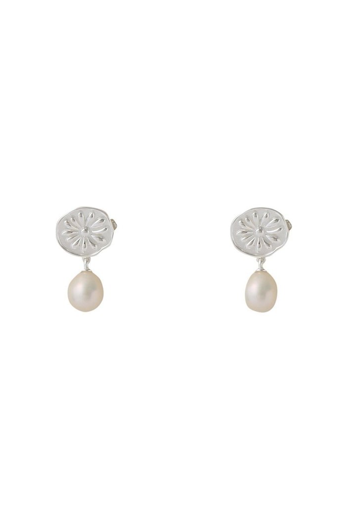 【デイジー ロンドン/DAISY LONDON】のDAISY PEARL DROP ピアス インテリア・キッズ・メンズ・レディースファッション・服の通販 founy(ファニー) https://founy.com/ ファッション Fashion レディースファッション Fashion for Women ジュエリー Jewelry ファッションリング Fashion Rings イヤリング・フープ・ドロップタイプ Hoop, Drop & Clip Earrings イヤリング Earrings オーガニック Organic Cotton コレクション Collection, Seasonal Line パール Pearl, Pearl Accent |ID: prp329100004079376 ipo3291000000035448959