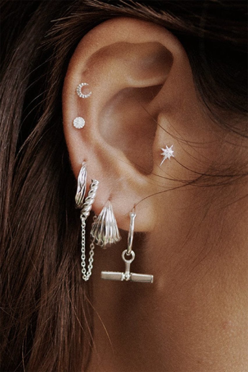 【デイジー ロンドン/DAISY LONDON】のPALM WRAP HUGGIE ピアス_SILVER 人気、トレンドファッション・服の通販 founy(ファニー) 　ファッション　Fashion　レディースファッション　Fashion for Women　ジュエリー　Jewelry　ファッションリング　Fashion Rings　イヤリング・フープ・ドロップタイプ　Hoop, Drop & Clip Earrings　イヤリング　Earrings　コレクション　Collection, Seasonal Line　フィット　Fit, Slim Fit　フォルム　Silhouette, Form　フープ　Hoop, Hoop Earrings　エレガント 上品　Elegant　other-2|ID: prp329100004084807 ipo3291000000035926688