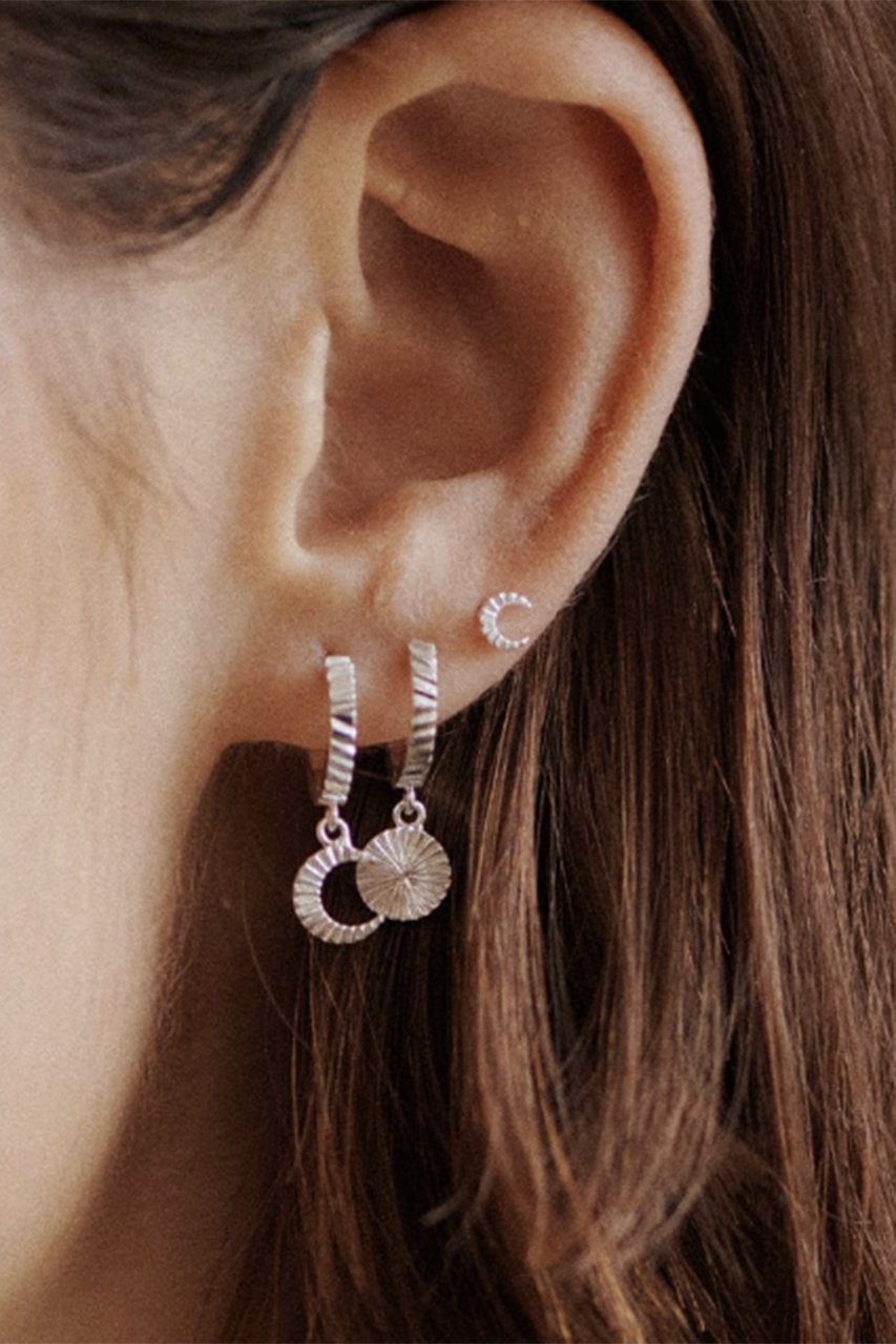 【デイジー ロンドン/DAISY LONDON】の【ESTEE LALONDE】 LUNA HUGGIE CHARM ピアス 人気、トレンドファッション・服の通販 founy(ファニー) 　ファッション　Fashion　レディースファッション　Fashion for Women　ジュエリー　Jewelry　ファッションリング　Fashion Rings　イヤリング・フープ・ドロップタイプ　Hoop, Drop & Clip Earrings　おすすめ　Recommended / Our Picks　イヤリング　Earrings　コレクション　Collection, Seasonal Line　シルバー　Silver, Metallic Silver　パーティ　Party, Party Style　エレガント 上品　Elegant　人気　Popular, Best Seller　再入荷　Restock / Back in Stock　other-2|ID: prp329100004084835 ipo3291000000035786831