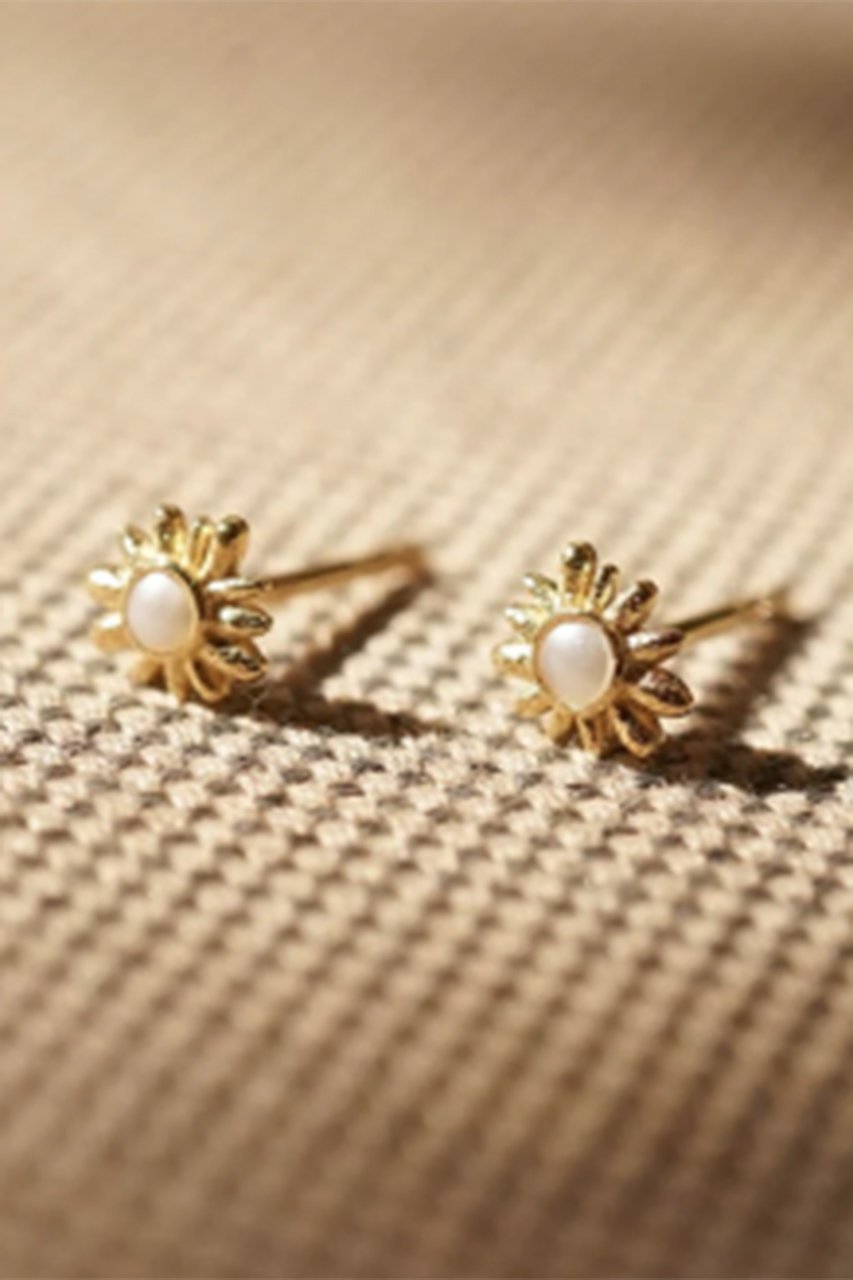 【デイジー ロンドン/DAISY LONDON】のDAISY MINI MOTHER OF PEARL STUD ピアス 人気、トレンドファッション・服の通販 founy(ファニー) 　ファッション　Fashion　レディースファッション　Fashion for Women　ジュエリー　Jewelry　ファッションリング　Fashion Rings　イヤリング・フープ・ドロップタイプ　Hoop, Drop & Clip Earrings　イヤリング　Earrings　コレクション　Collection, Seasonal Line　センター　Center, Center Line　パール　Pearl, Pearl Accent　other-7|ID: prp329100004084847 ipo3291000000035471849