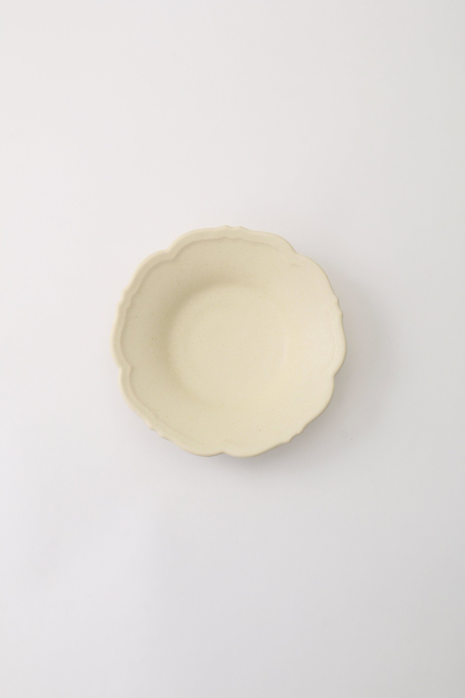 【あわびウェア/Awabi ware / GOODS】の輪花皿 S インテリア・キッズ・メンズ・レディースファッション・服の通販 founy(ファニー) 　吸水　Absorbent, Quick-Dry　皿　Plate, Dish　テーブル　Table, Dining Table　フォルム　Silhouette, Form　ギフト プレゼント　Gift / Present　新作・新入荷　New Arrivals / New In　ホーム・キャンプ・アウトドア・お取り寄せ　Home Living / Home & Lifestyle / Camping Gear / Outdoor Camping　キッチン・ダイニング　Kitchen & Dining Essentials. Stylish & Functional Tableware　キッチン家電・キッチン用品　Kitchen Appliances & Tools　アイボリー|ID: prp329100004091373 ipo3291000000034121664